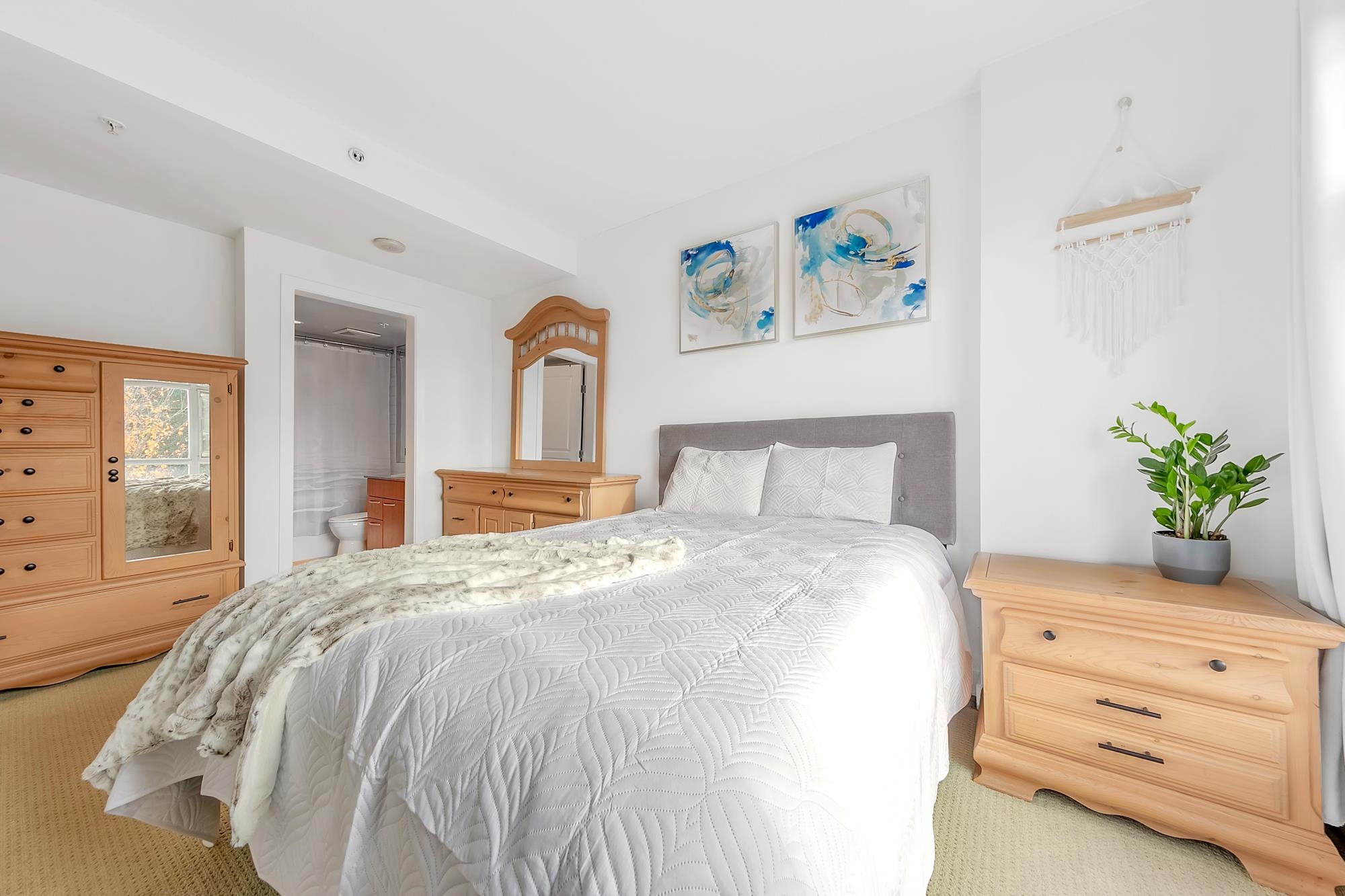 Listing image of 1479 E KING EDWARD AVENUE