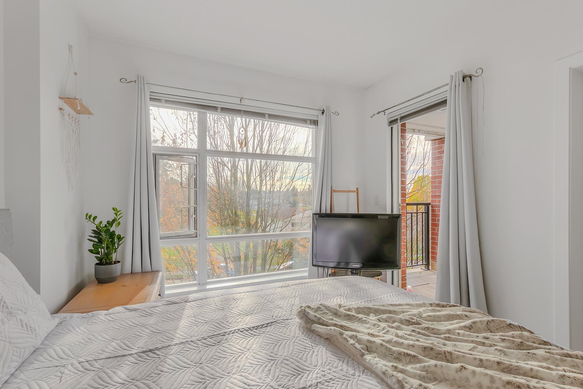 Listing image of 1479 E KING EDWARD AVENUE