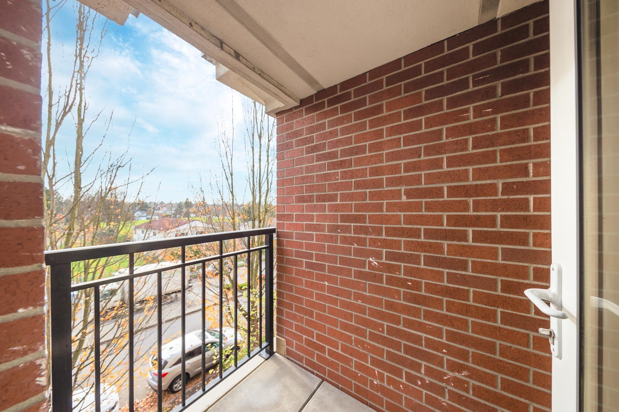 Listing image of 1479 E KING EDWARD AVENUE
