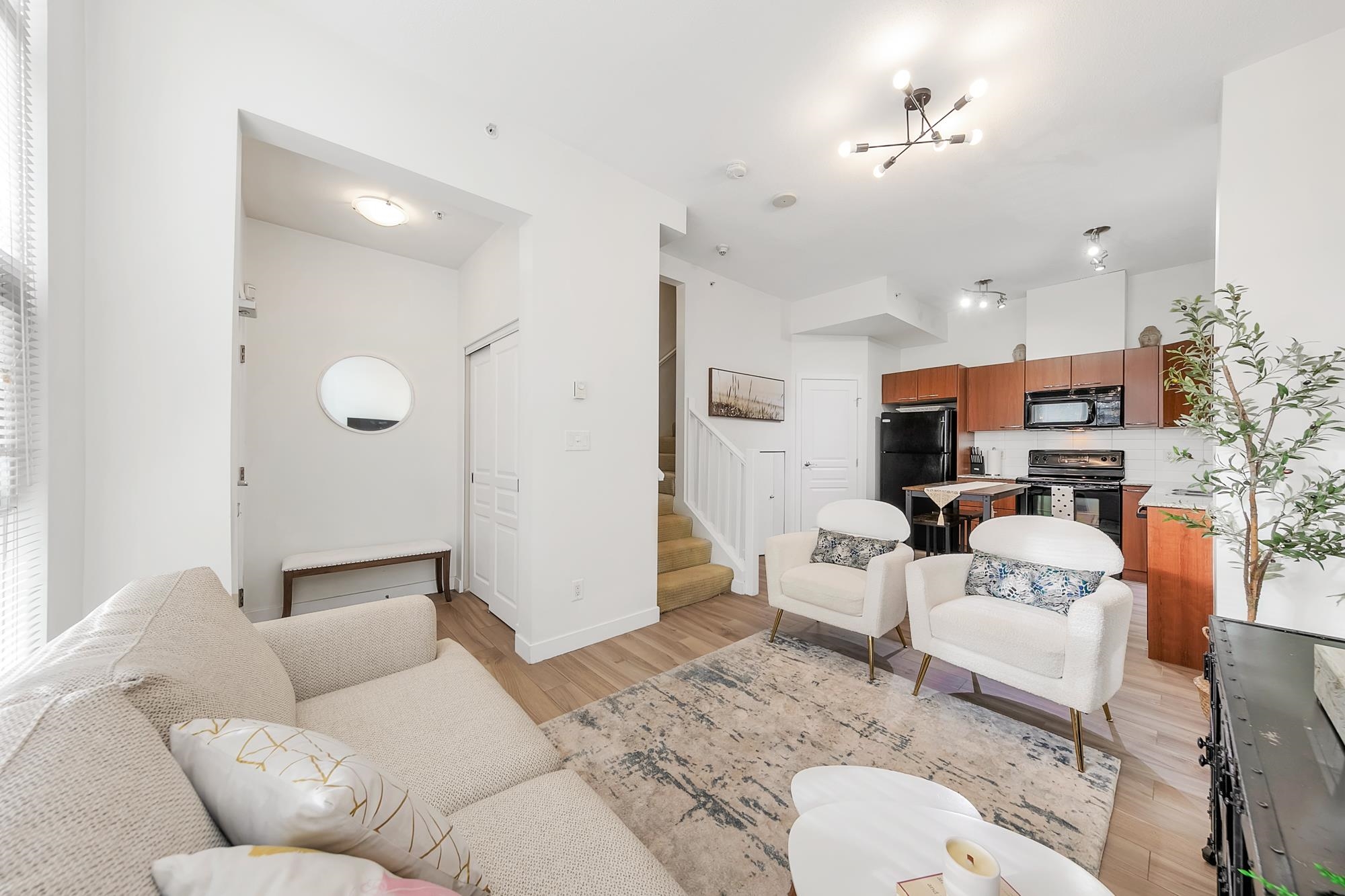 Listing image of 1479 E KING EDWARD AVENUE