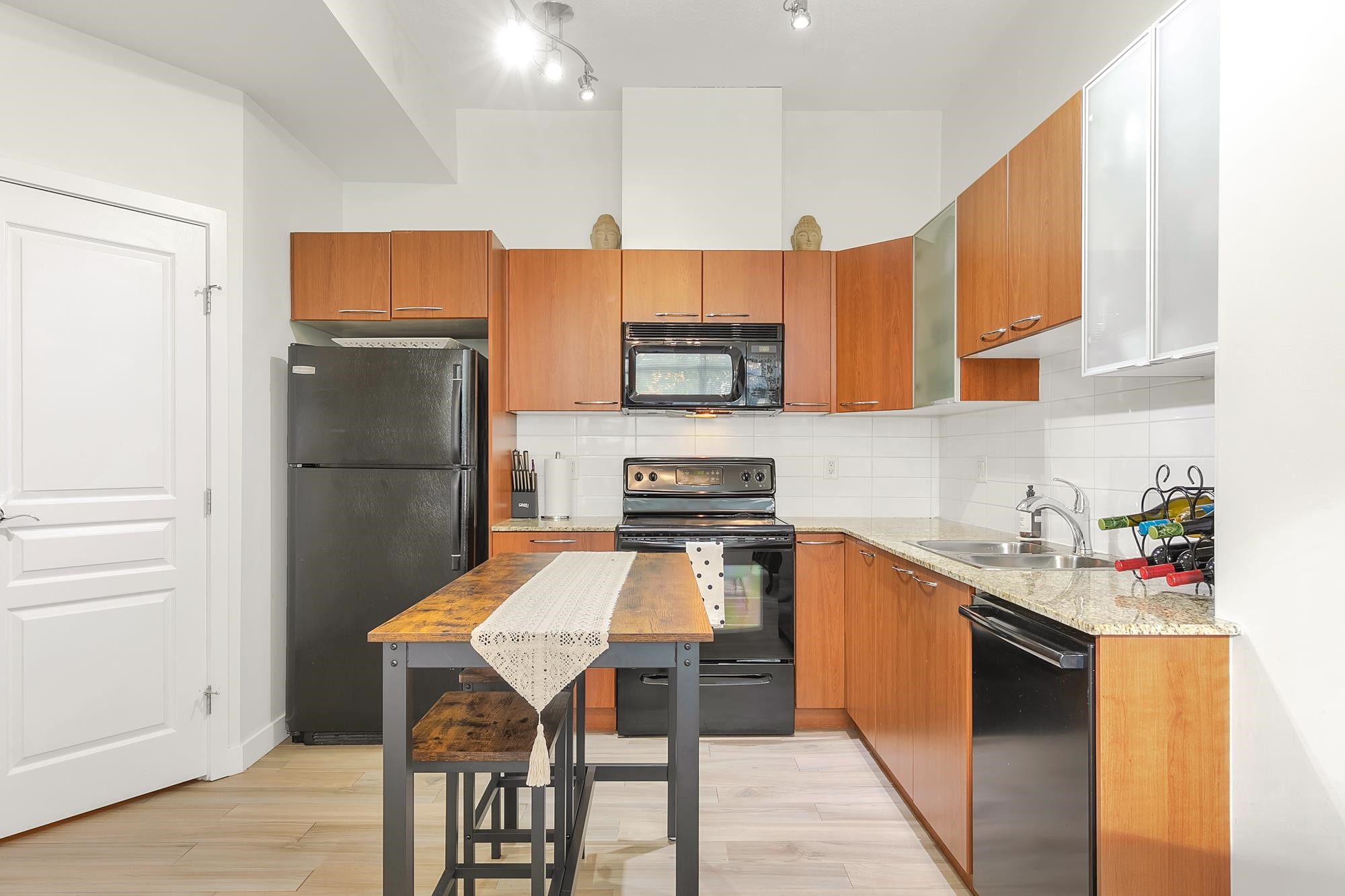 Listing image of 1479 E KING EDWARD AVENUE