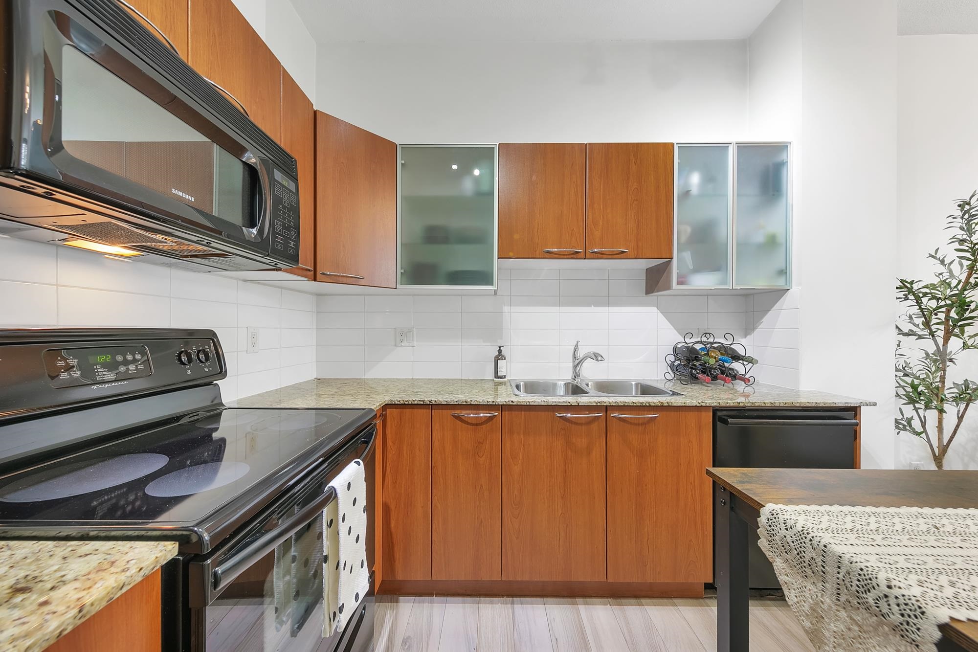 Listing image of 1479 E KING EDWARD AVENUE