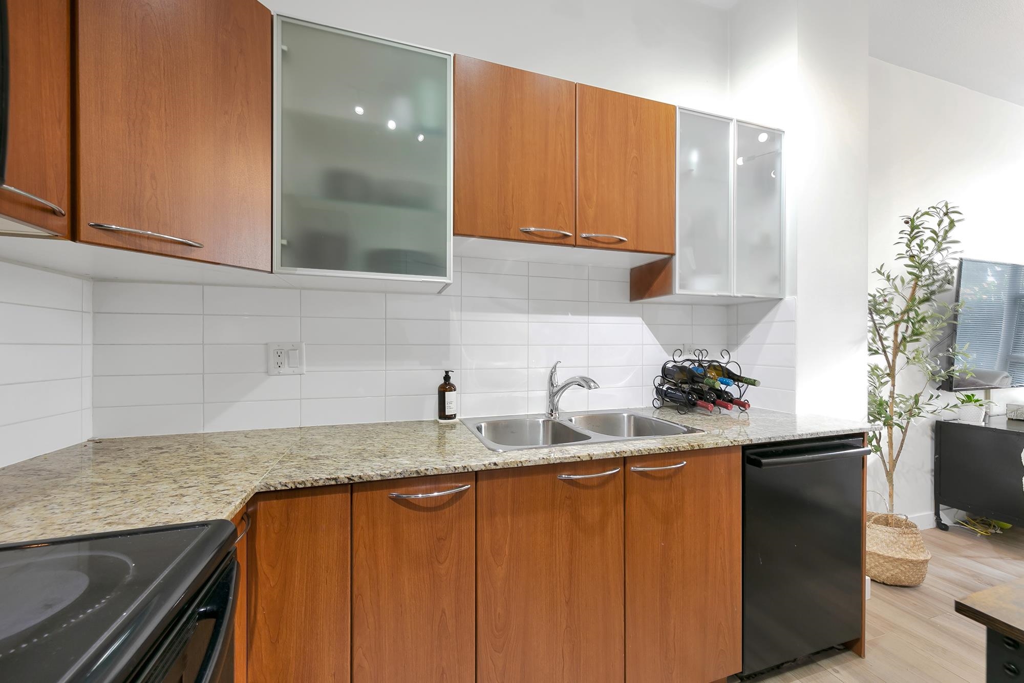 Listing image of 1479 E KING EDWARD AVENUE
