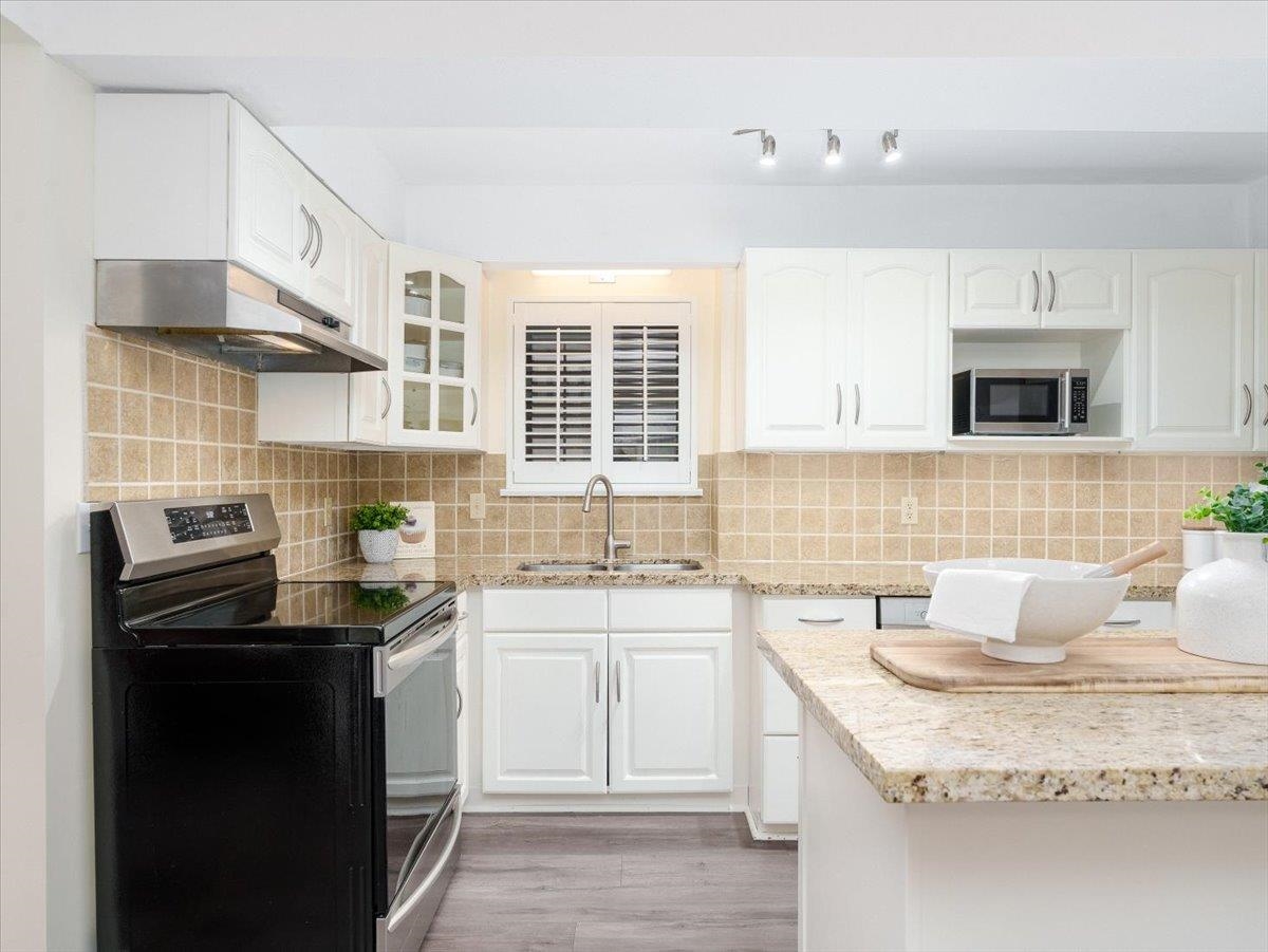 Listing image of 983 CANYON BOULEVARD