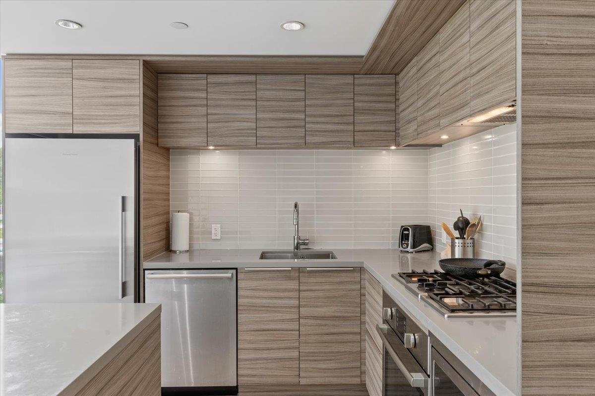 Listing image of 402 1550 FERN STREET