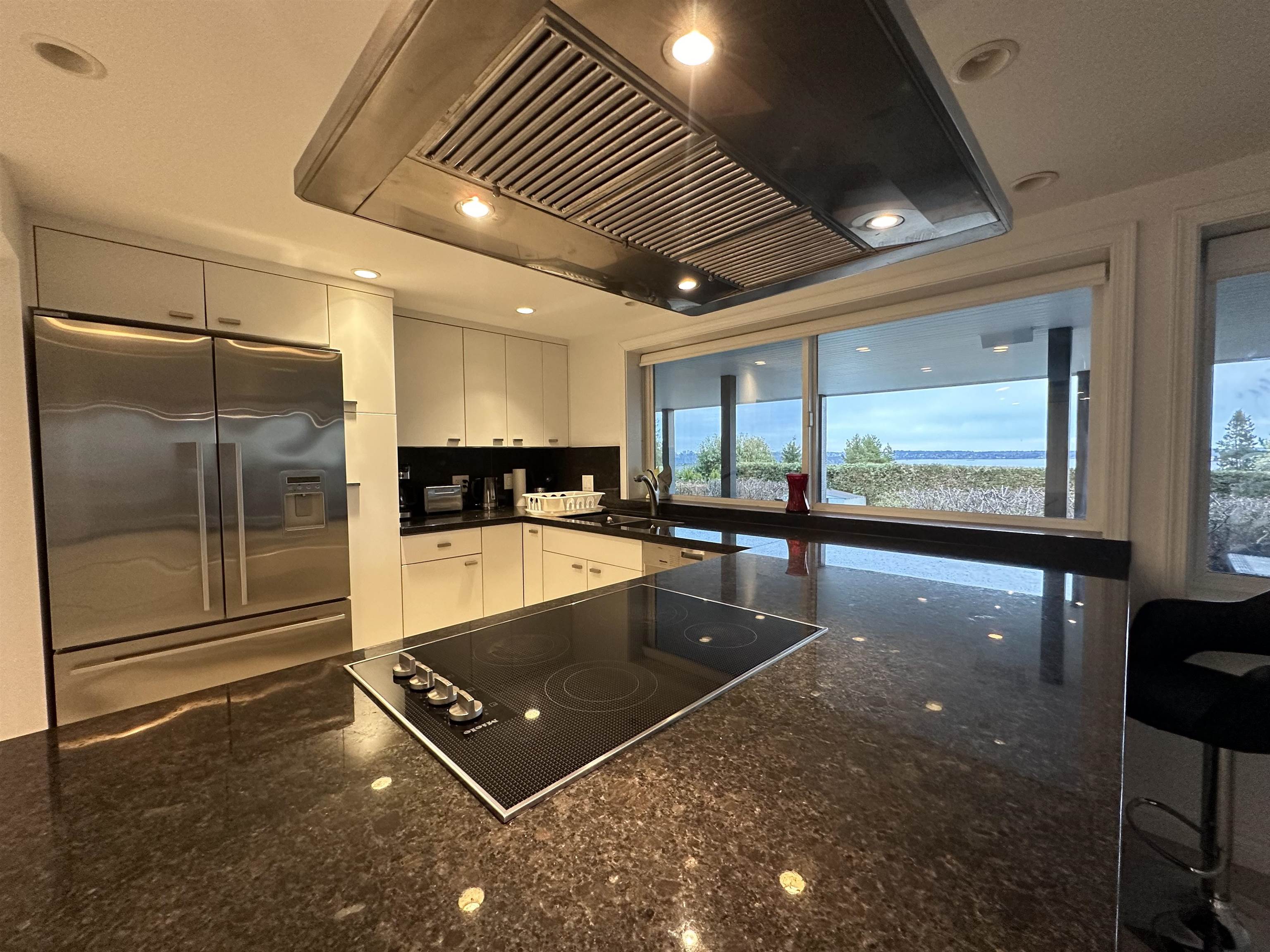 Listing image of 2390 PALMERSTON AVENUE