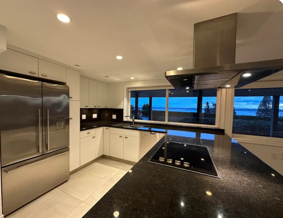 Listing image of 2390 PALMERSTON AVENUE