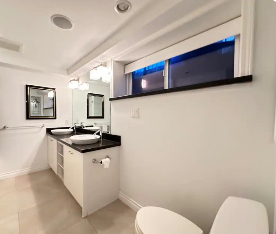 Listing image of 2390 PALMERSTON AVENUE