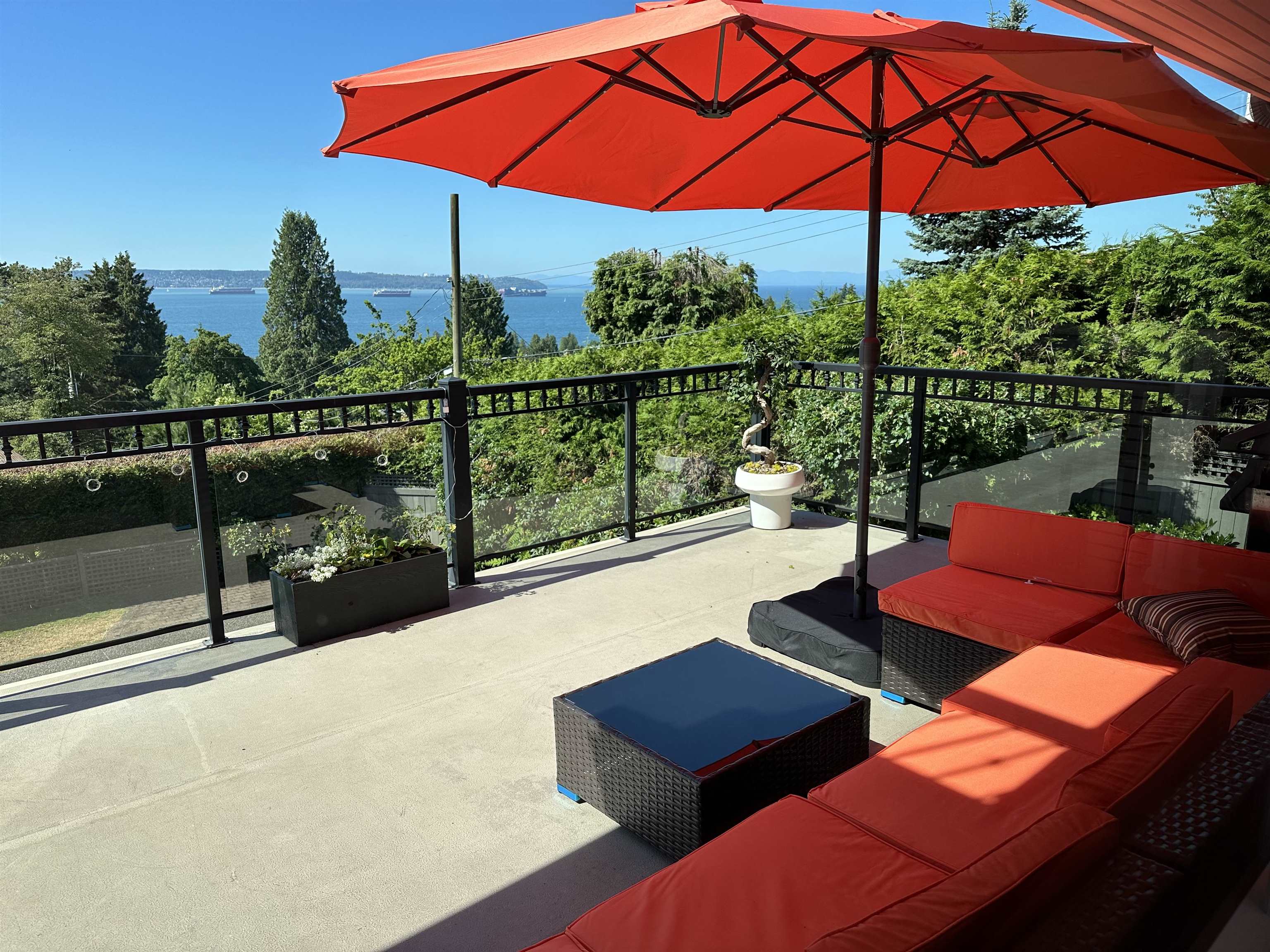 Listing image of 2390 PALMERSTON AVENUE
