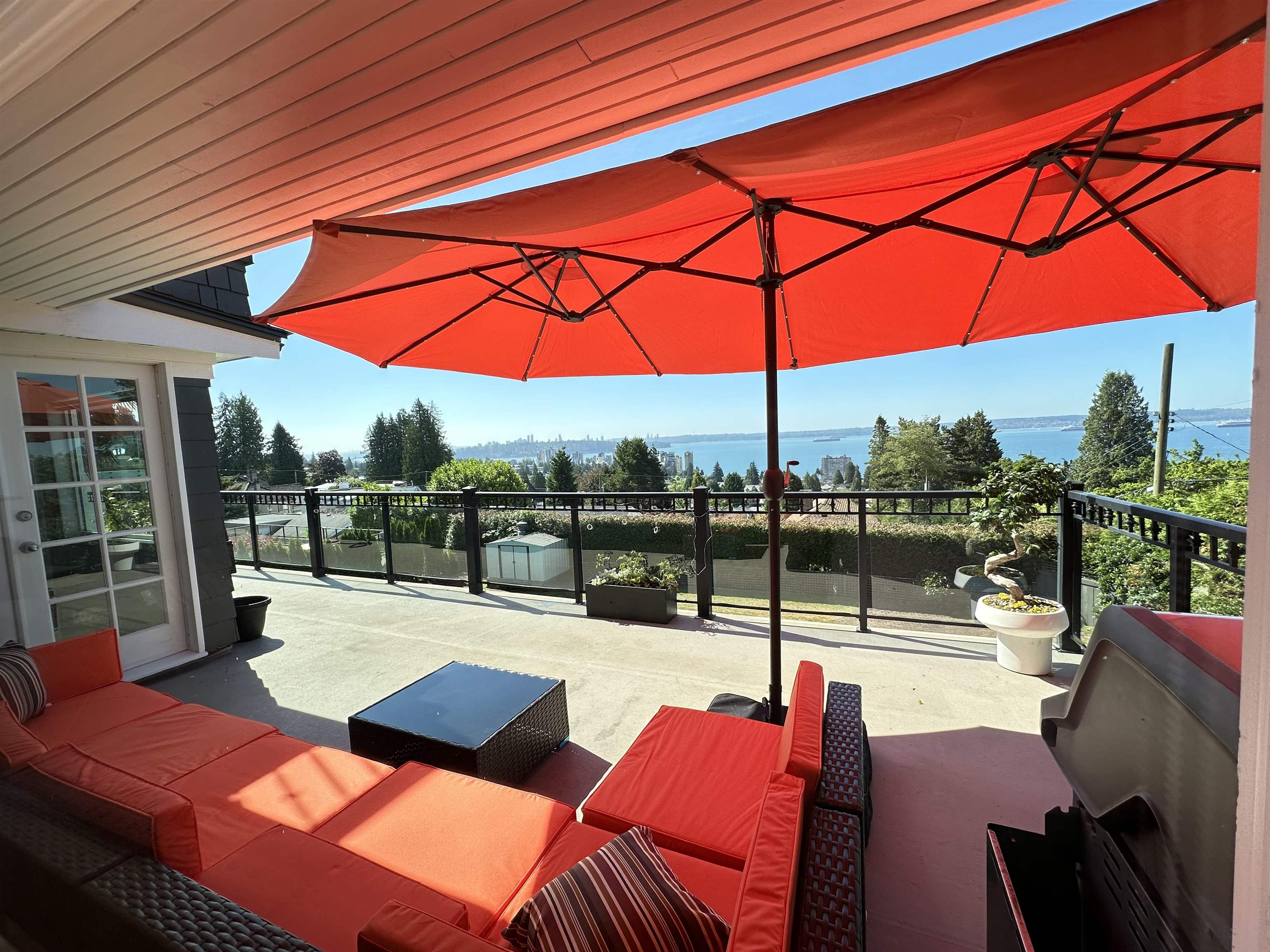 Listing image of 2390 PALMERSTON AVENUE