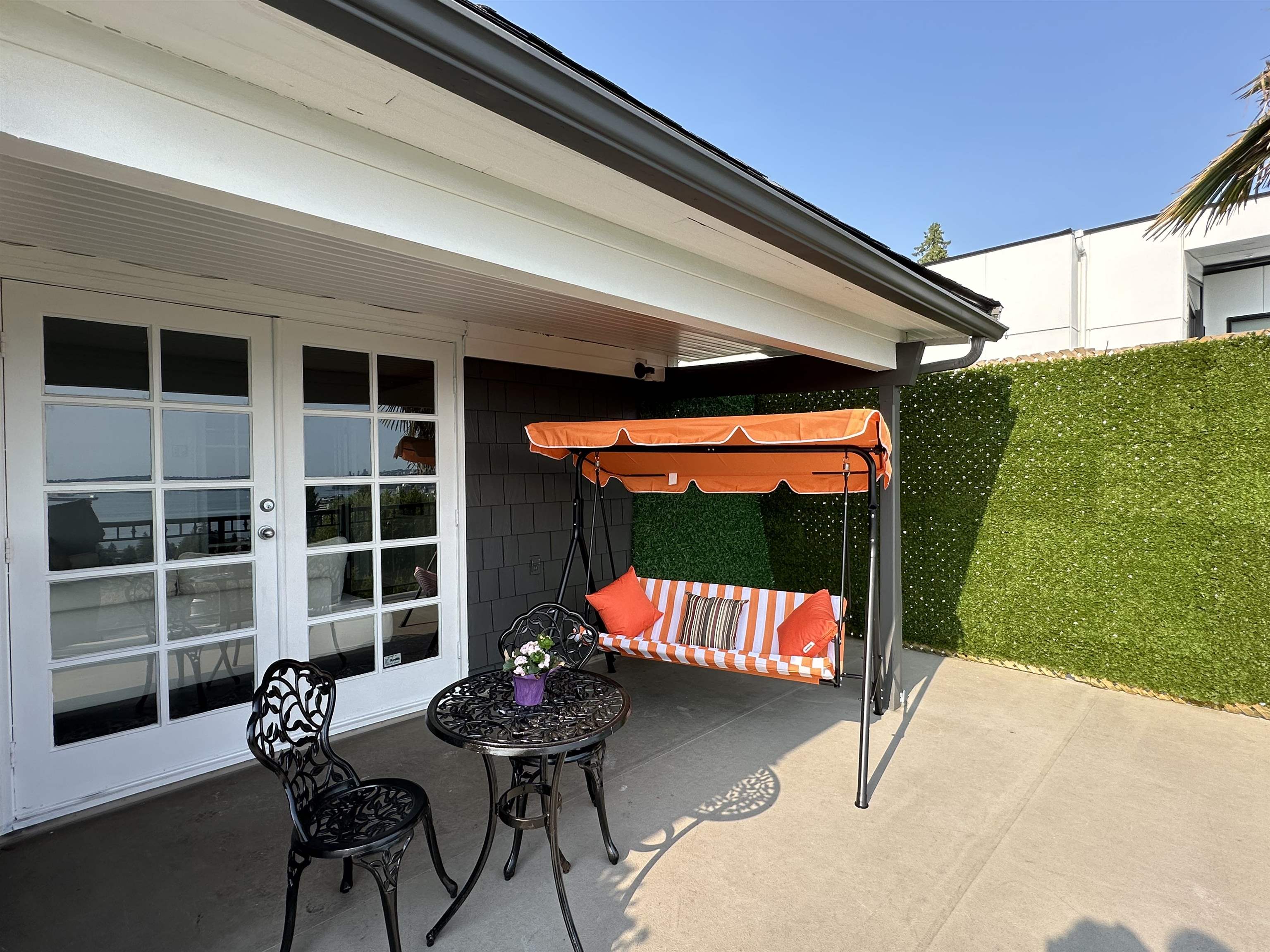 Listing image of 2390 PALMERSTON AVENUE