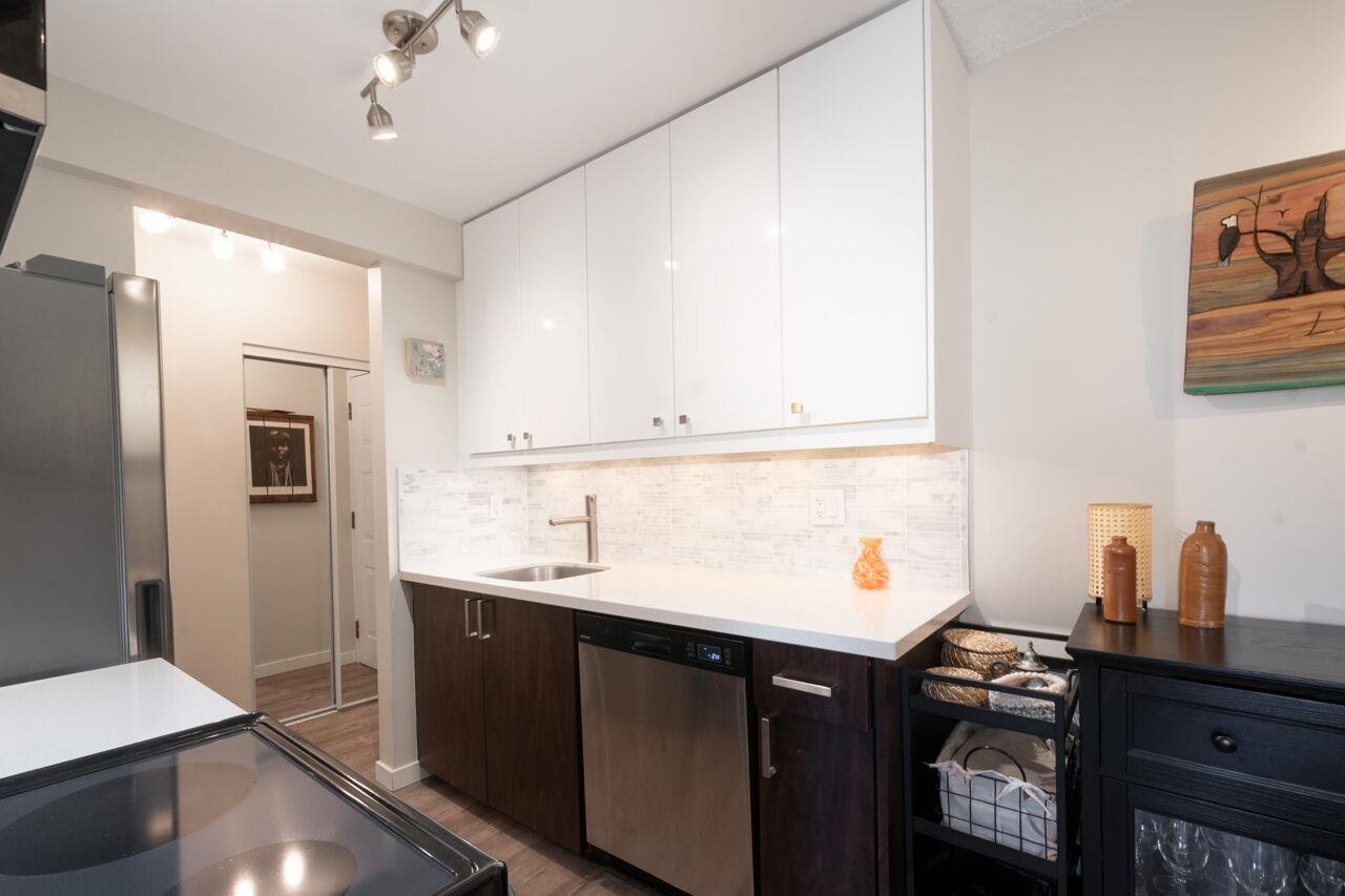 Listing image of 305 1550 CHESTERFIELD AVENUE