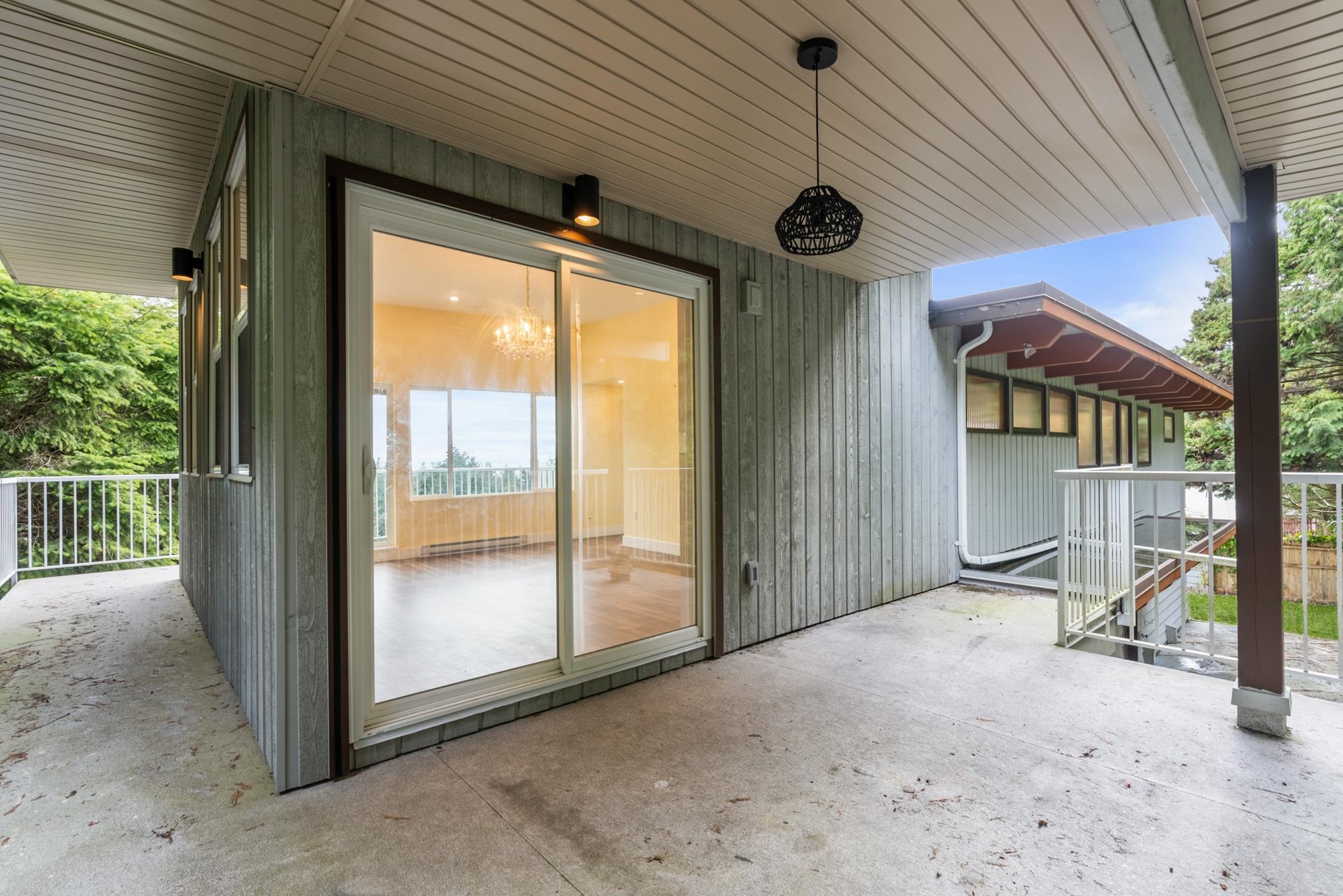 Listing image of 565 ST. GILES ROAD