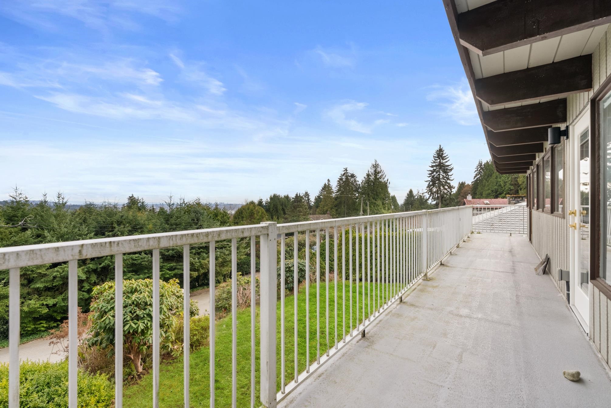 Listing image of 565 ST. GILES ROAD
