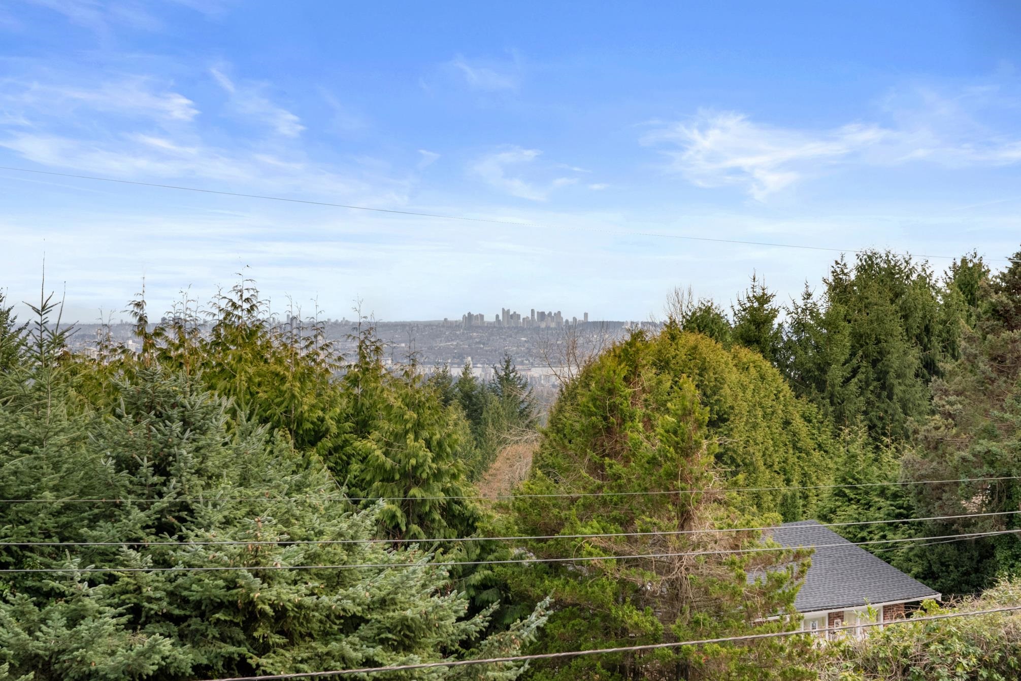 Listing image of 565 ST. GILES ROAD