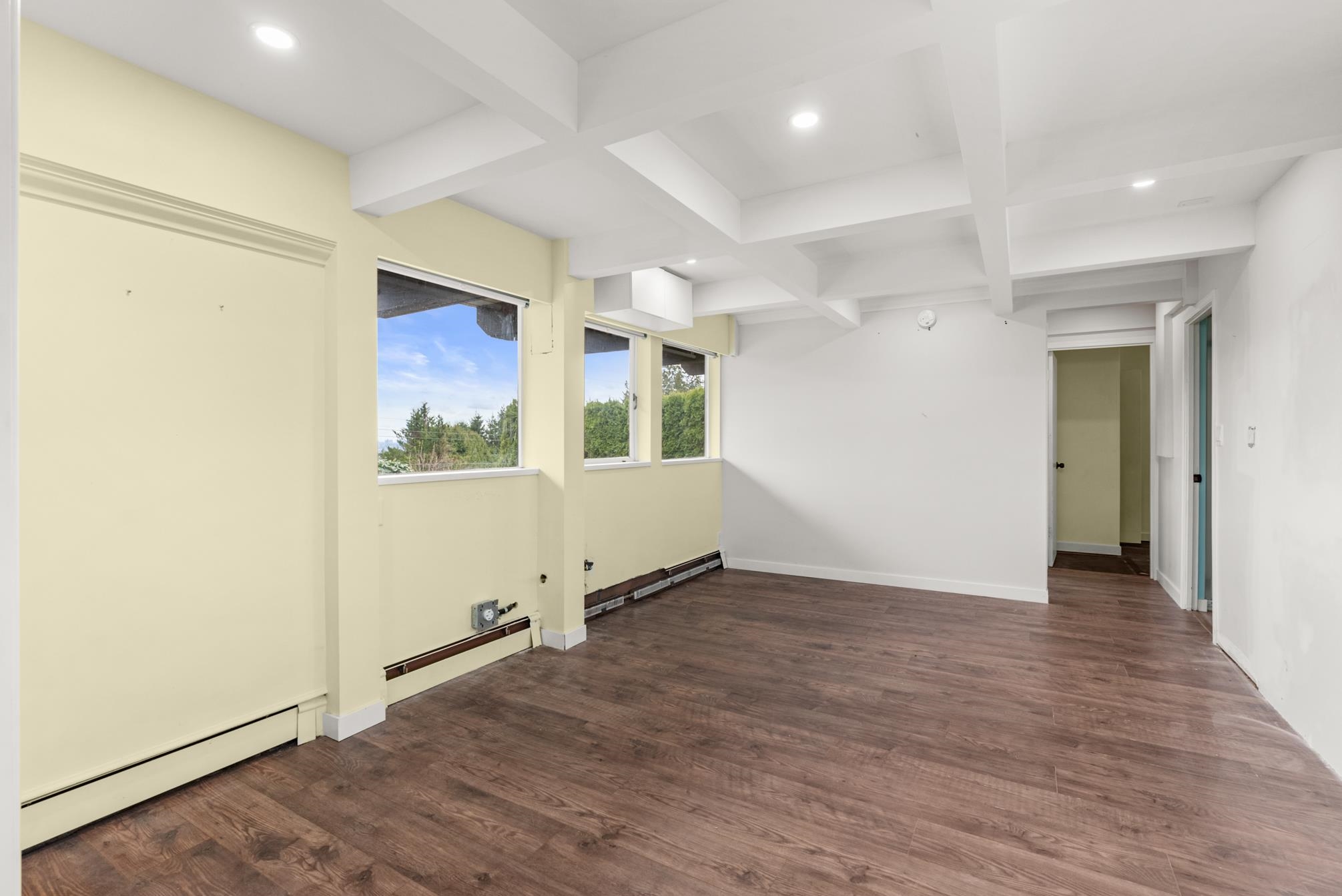 Listing image of 565 ST. GILES ROAD