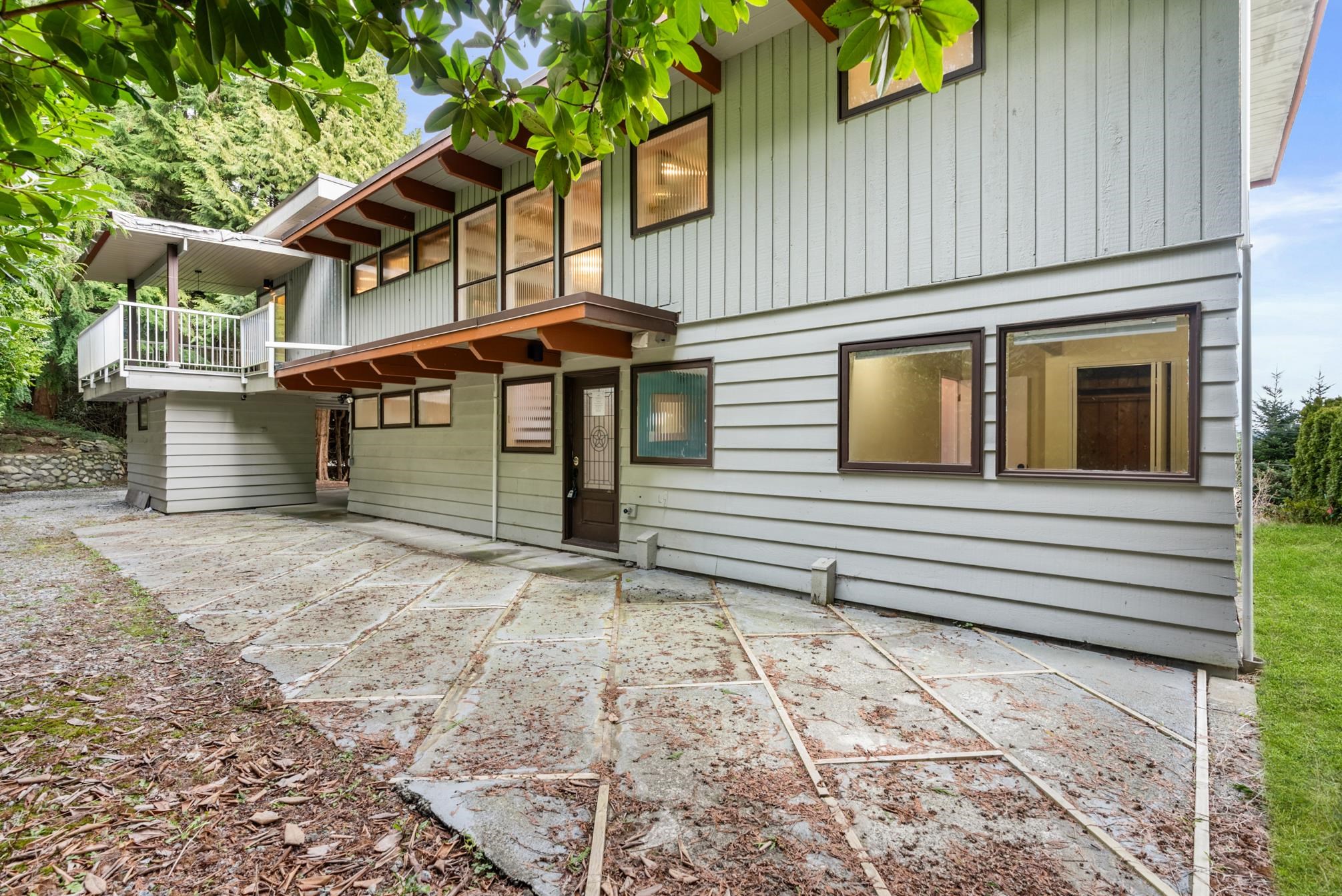 Listing image of 565 ST. GILES ROAD