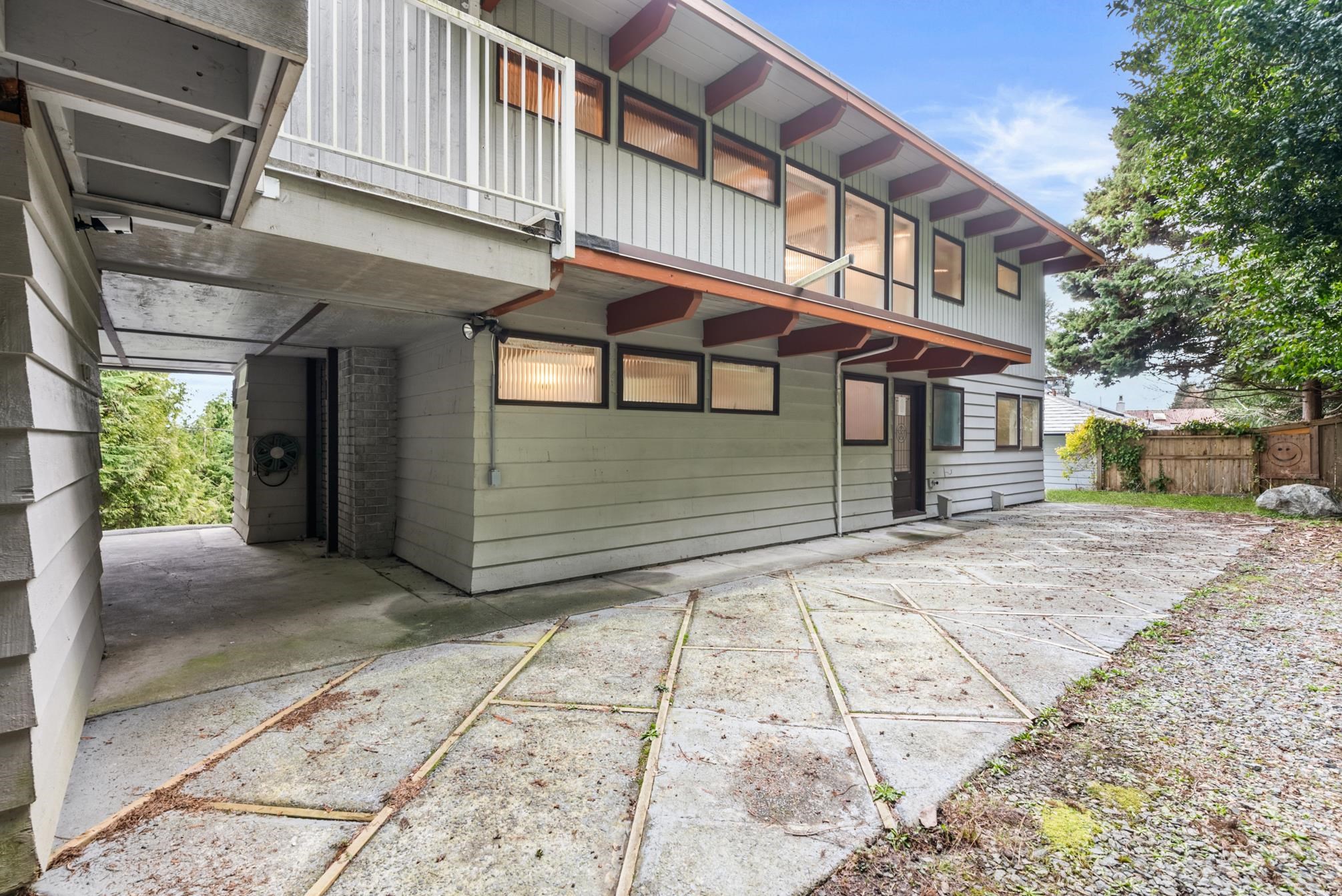 Listing image of 565 ST. GILES ROAD