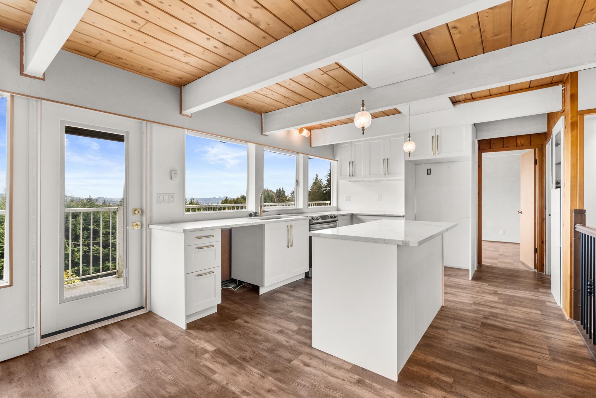 Listing image of 565 ST. GILES ROAD