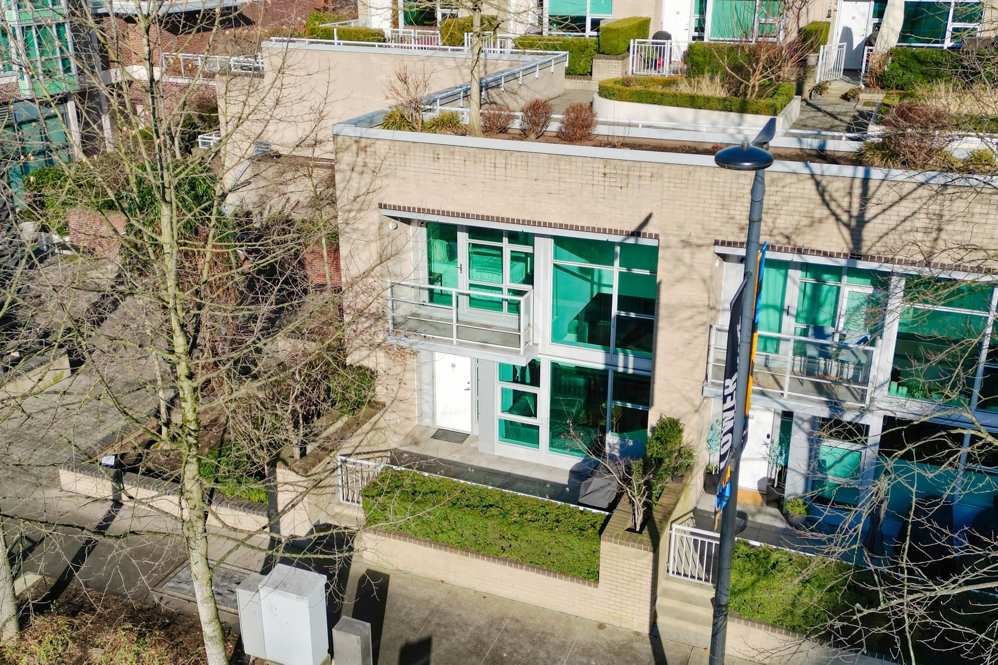 TH1 168 E ESPLANADE AVENUE