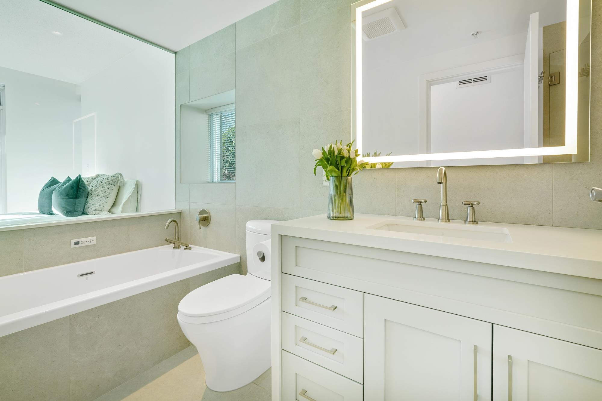 Listing image of TH1 168 E ESPLANADE AVENUE