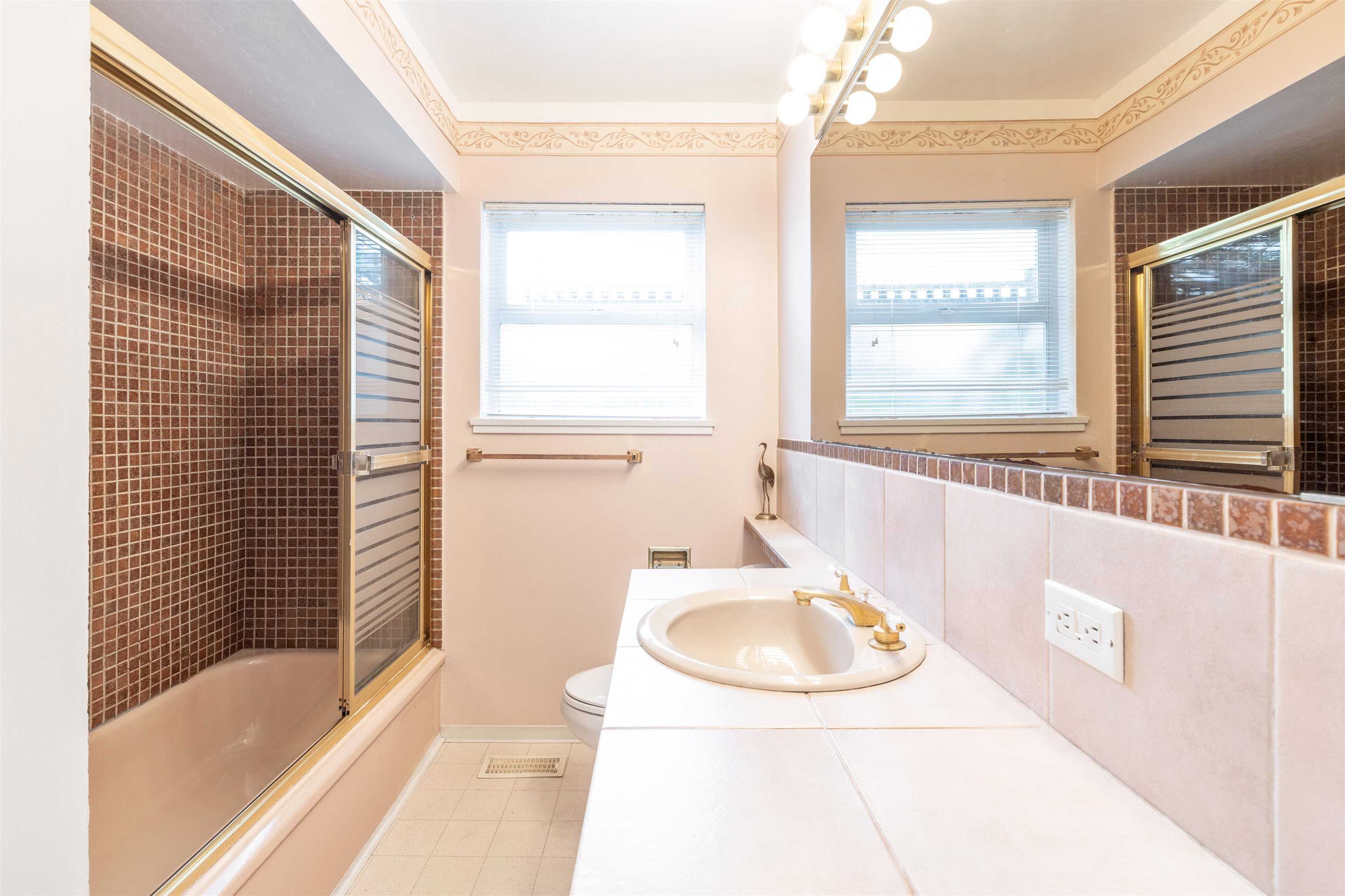 Listing image of 6295 ST. GEORGES AVENUE