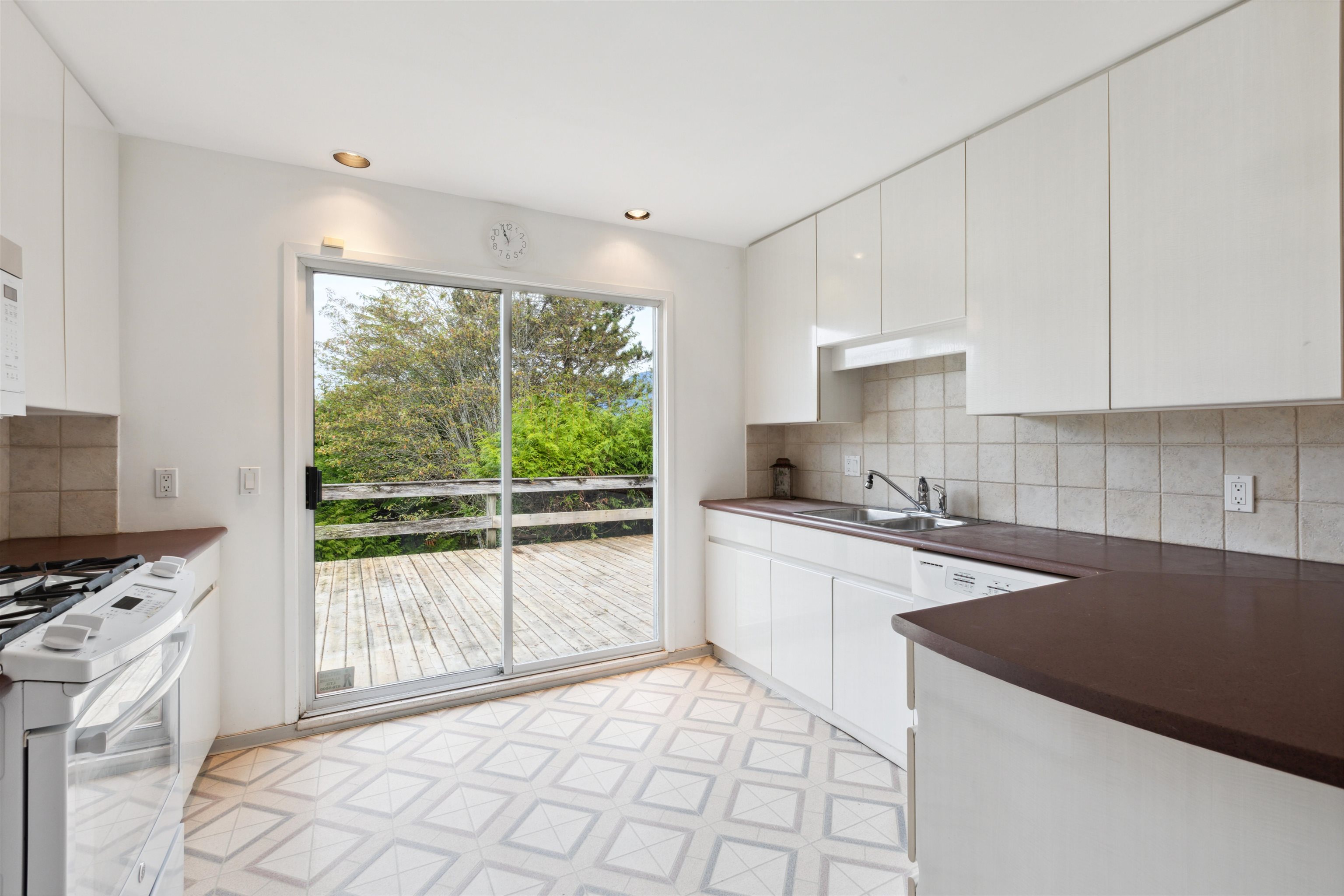 Listing image of 6295 ST. GEORGES AVENUE