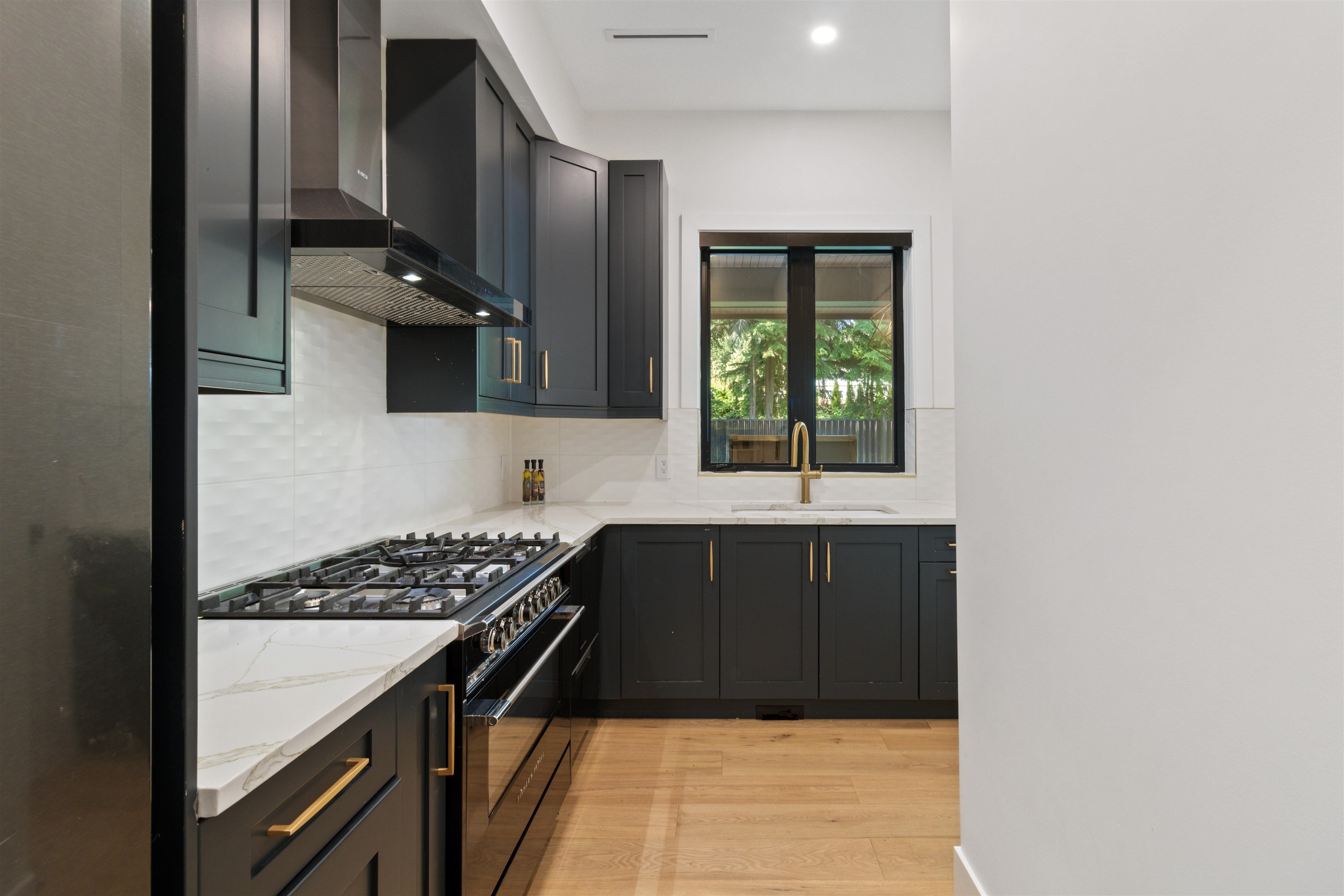 Listing image of 565 MATHERS AVENUE