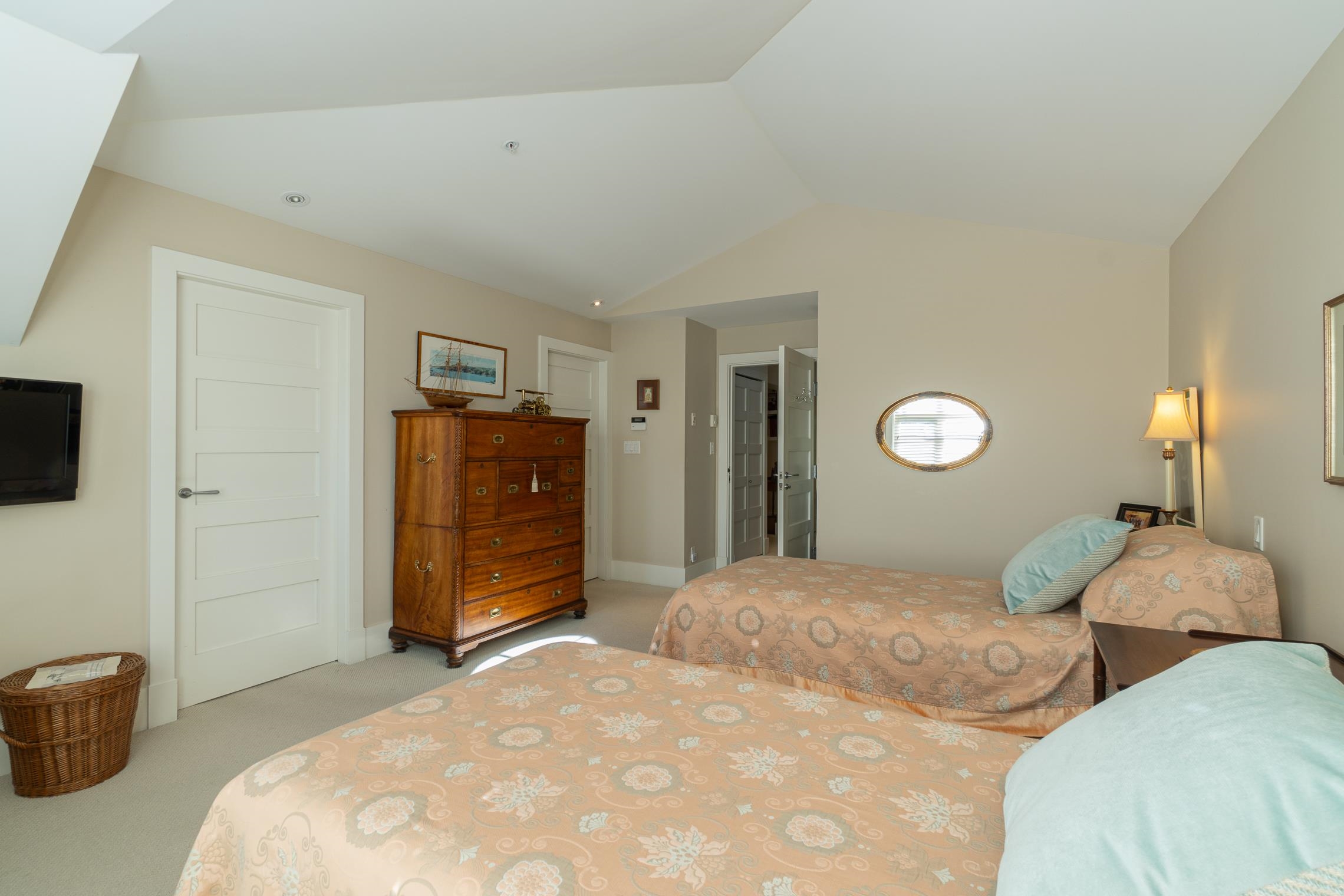 Listing image of 2129 GORDON AVENUE
