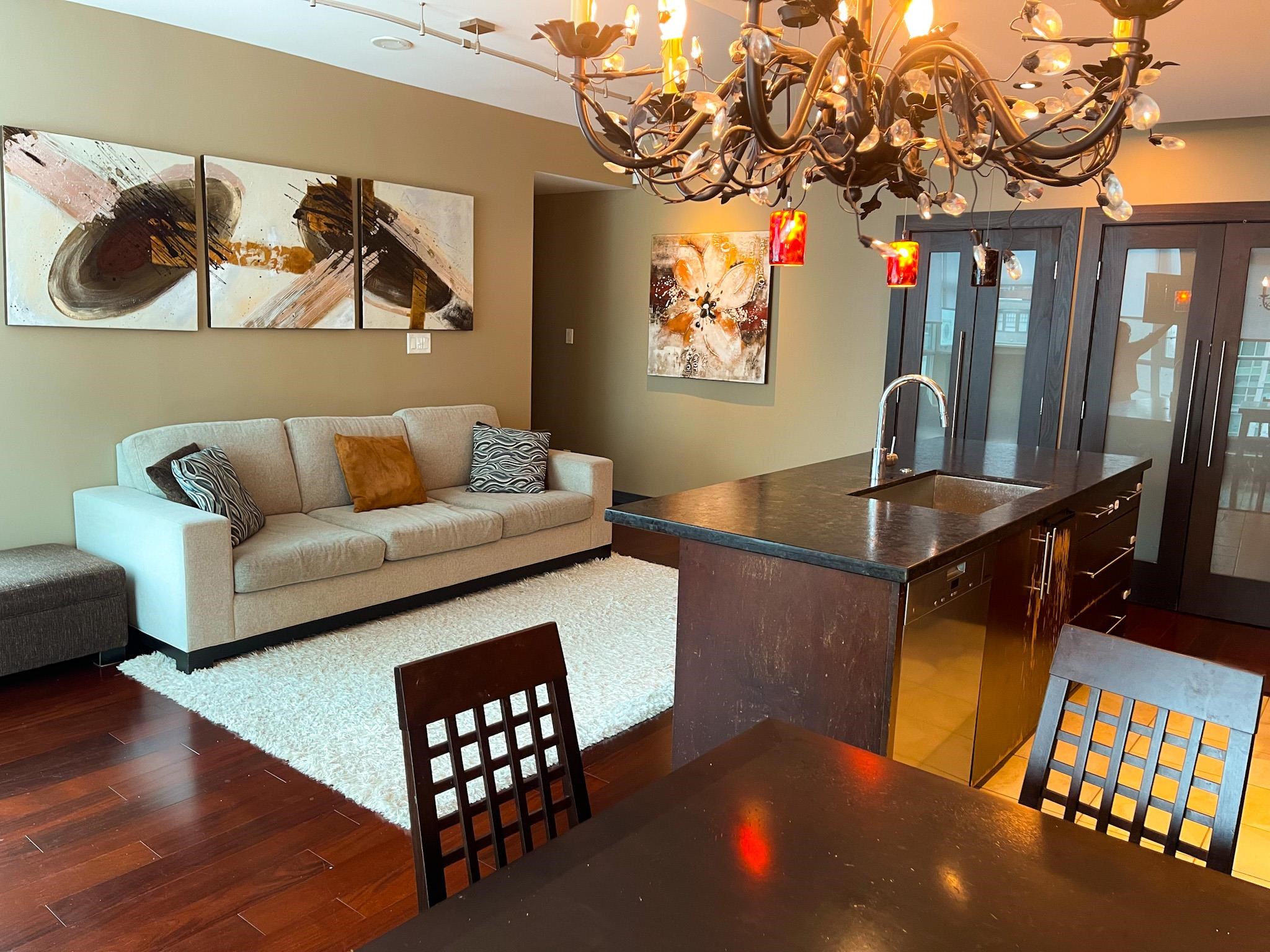 702 168 E ESPLANADE