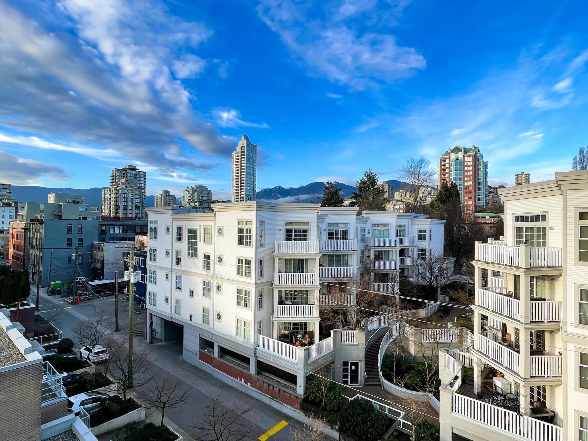 Listing image of 702 168 E ESPLANADE