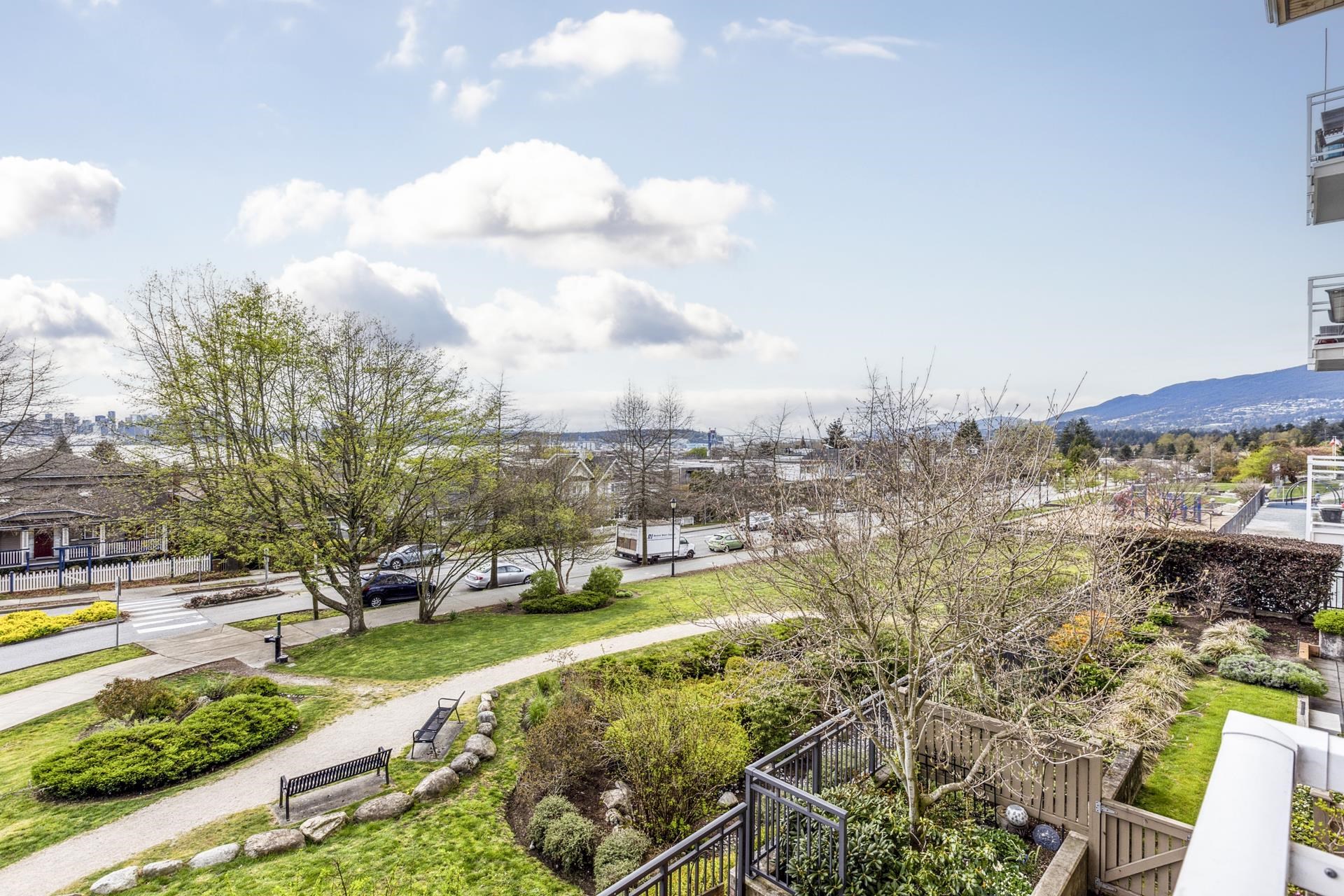 Listing image of 208 717 CHESTERFIELD AVENUE