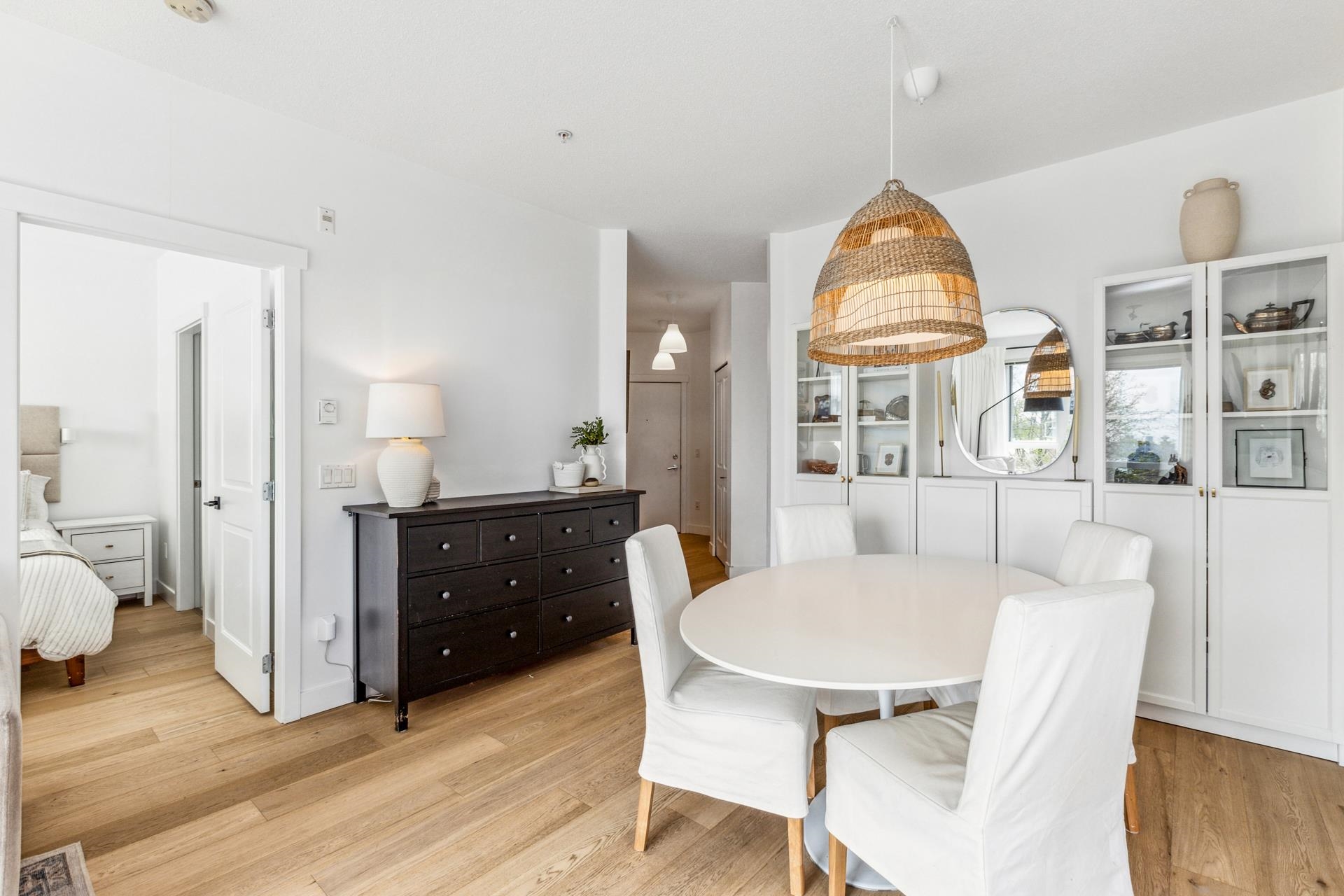 Listing image of 208 717 CHESTERFIELD AVENUE