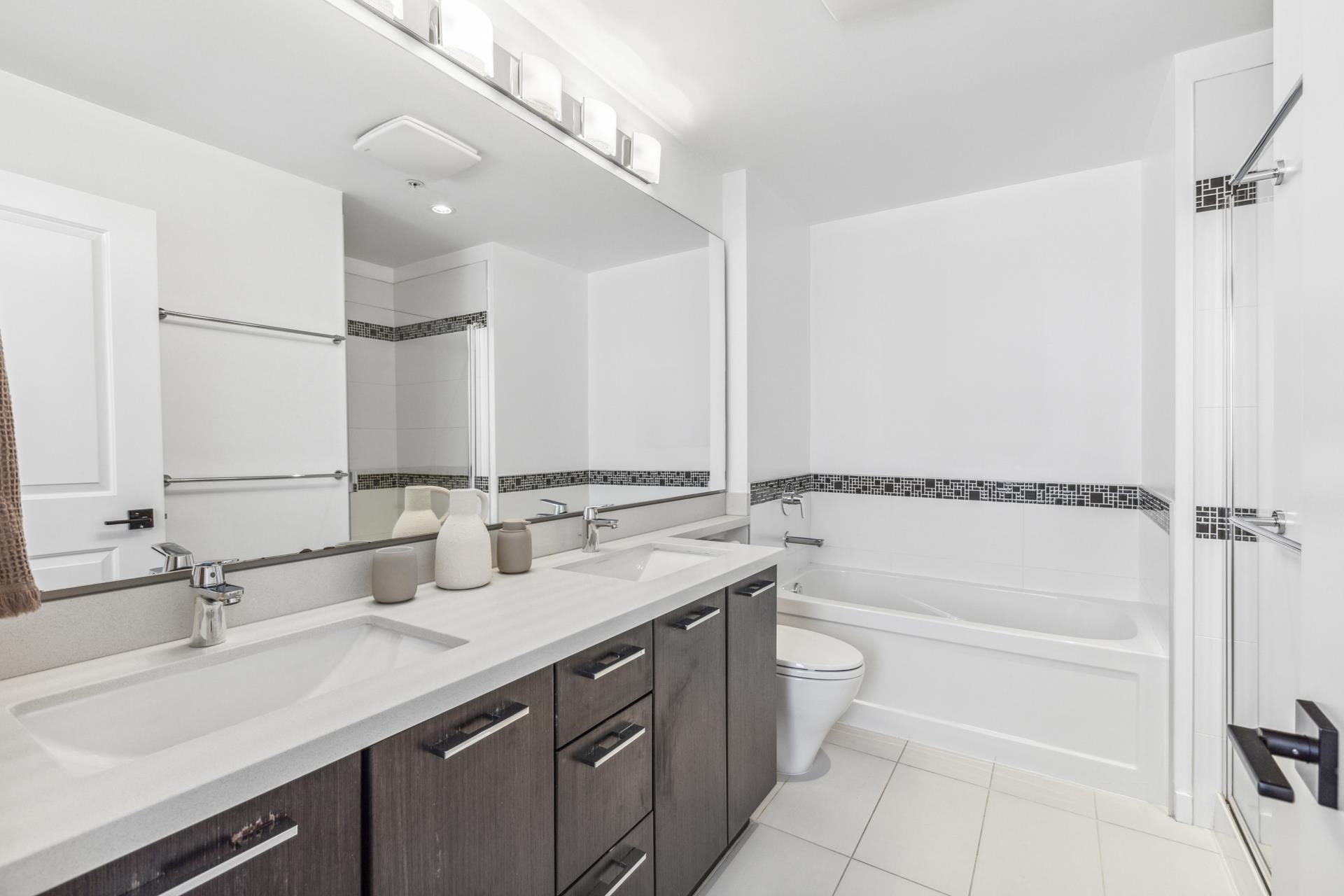 Listing image of 208 717 CHESTERFIELD AVENUE
