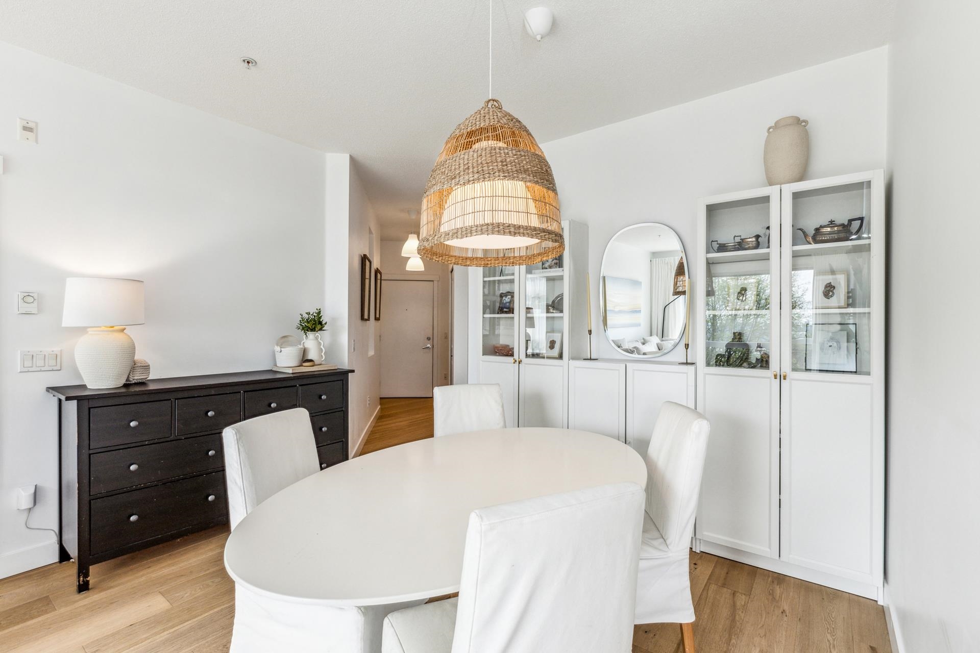 Listing image of 208 717 CHESTERFIELD AVENUE