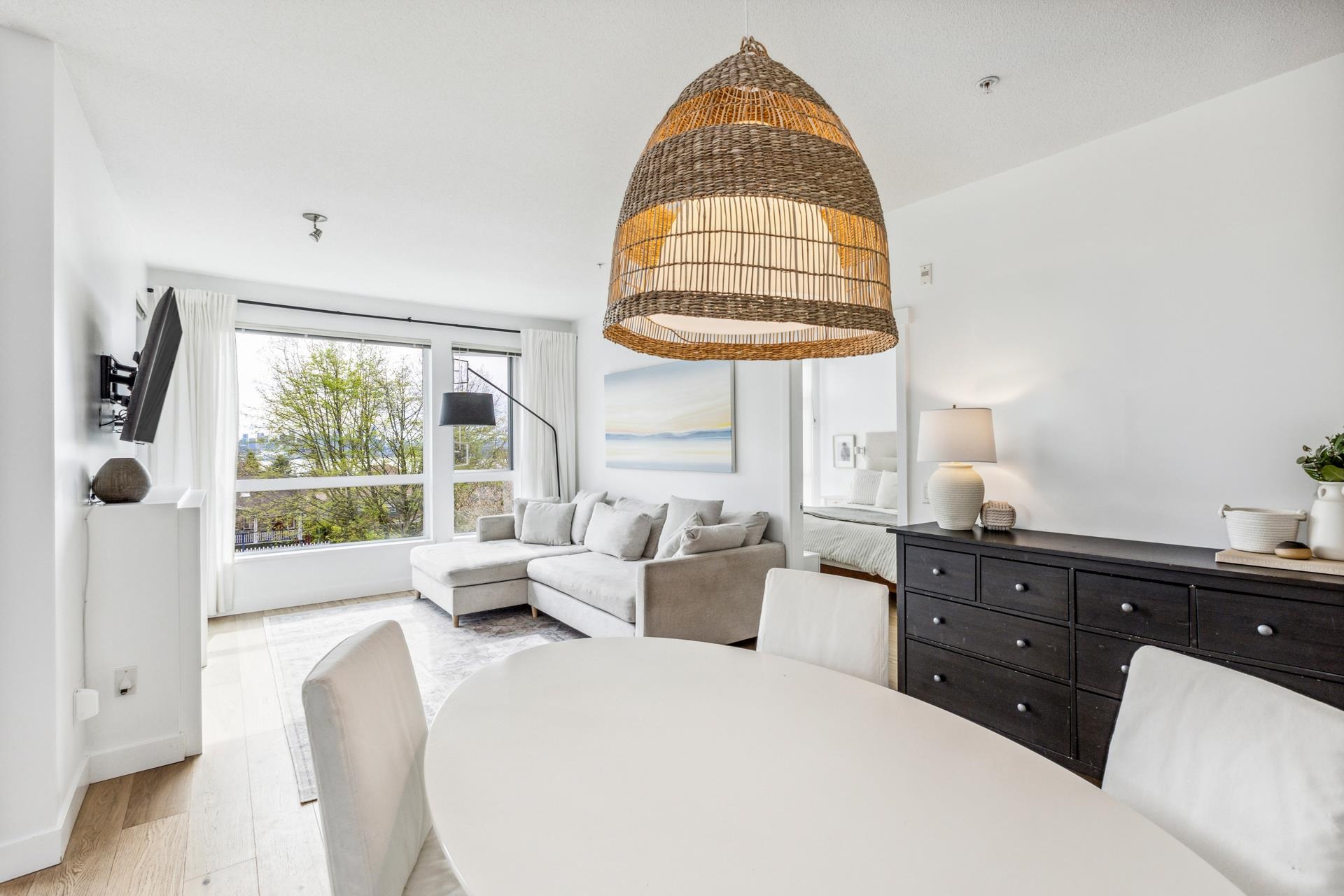 Listing image of 208 717 CHESTERFIELD AVENUE
