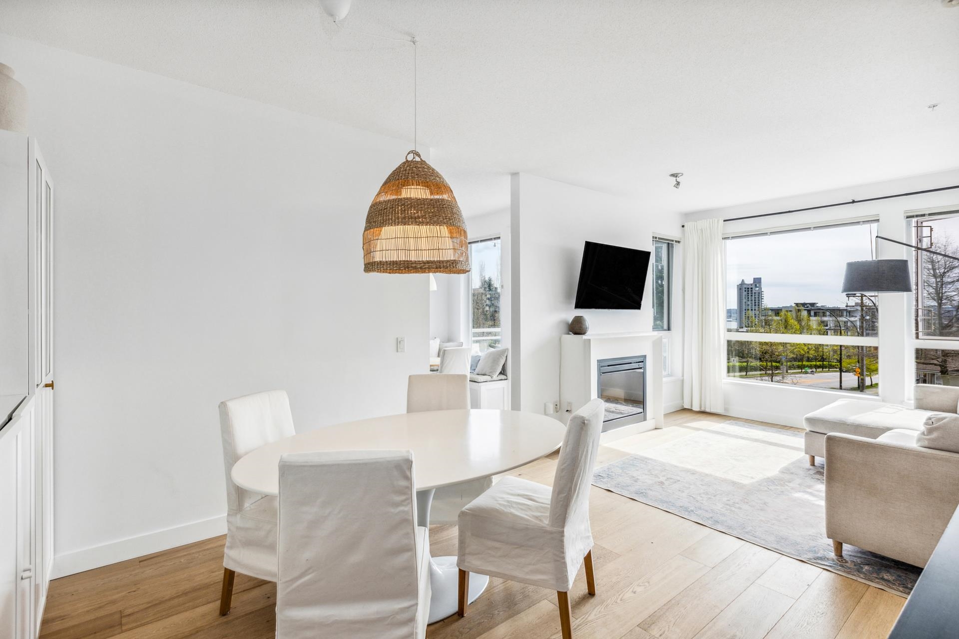 Listing image of 208 717 CHESTERFIELD AVENUE