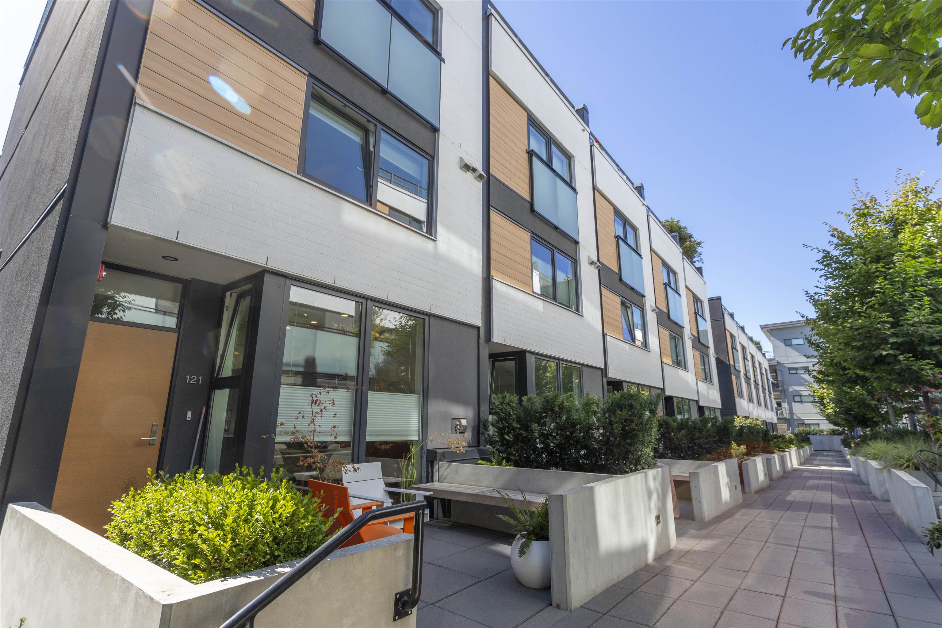 Listing image of 121 649 E 3RD STREET