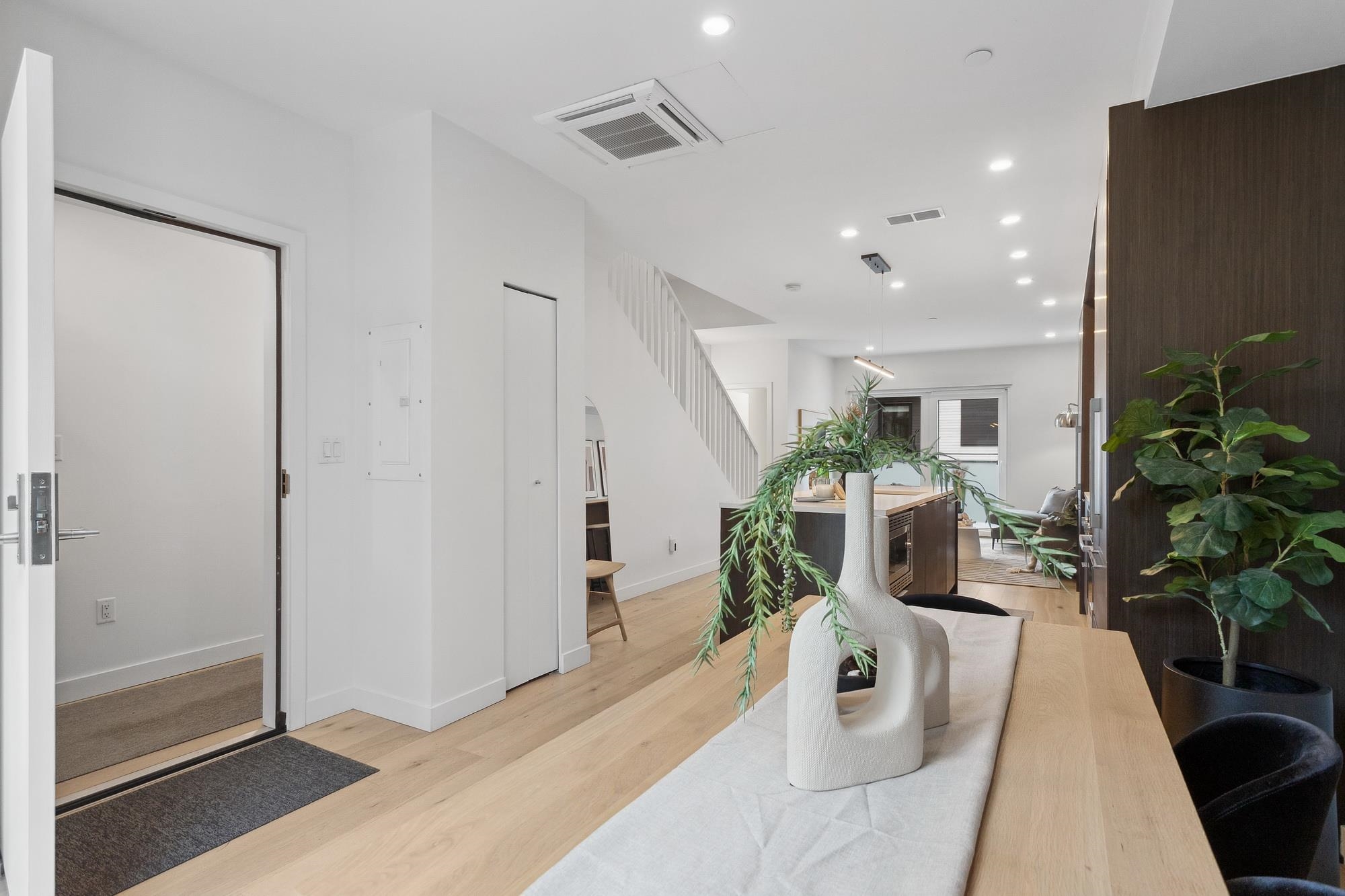 Listing image of 121 649 E 3RD STREET