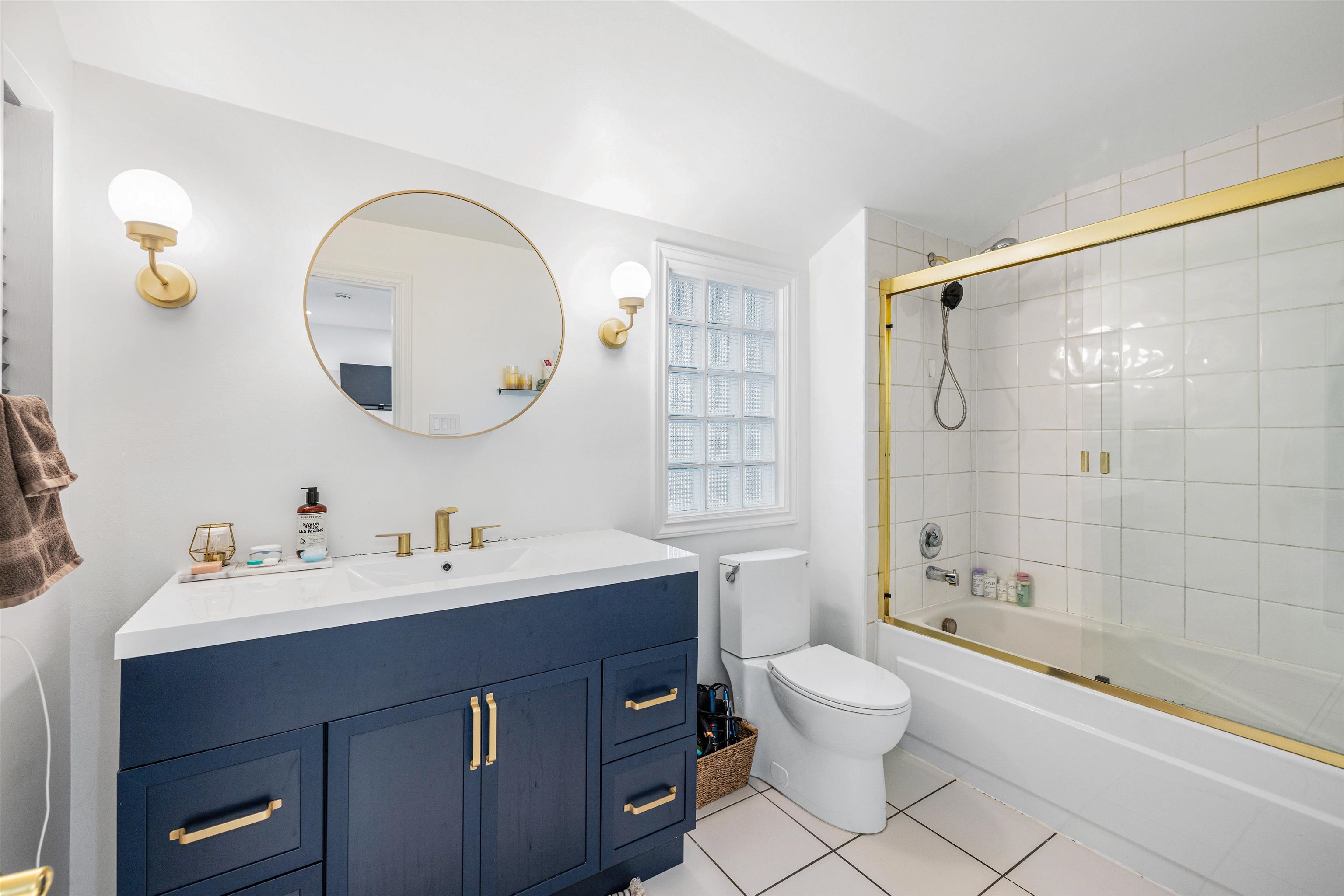 Listing image of 417 HADDEN DRIVE