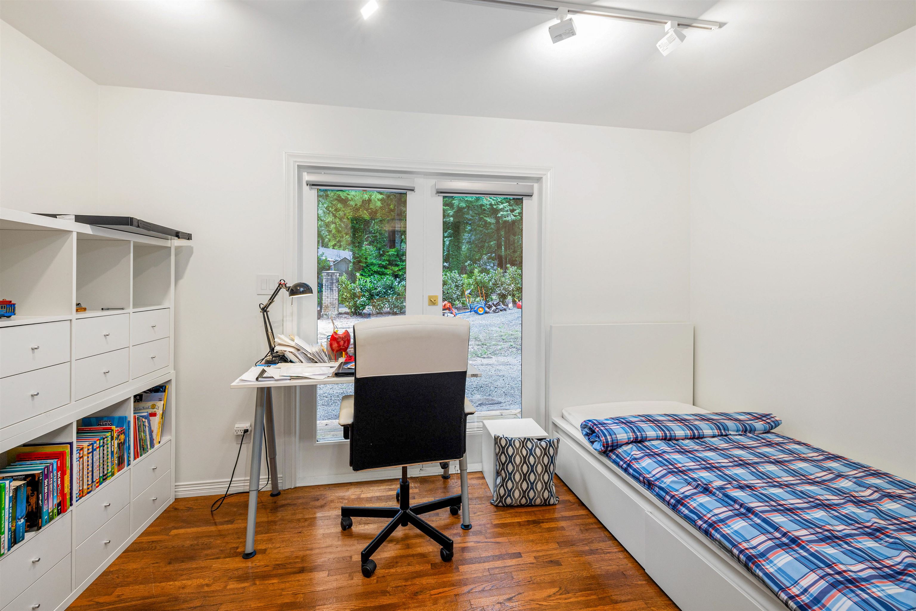 Listing image of 417 HADDEN DRIVE