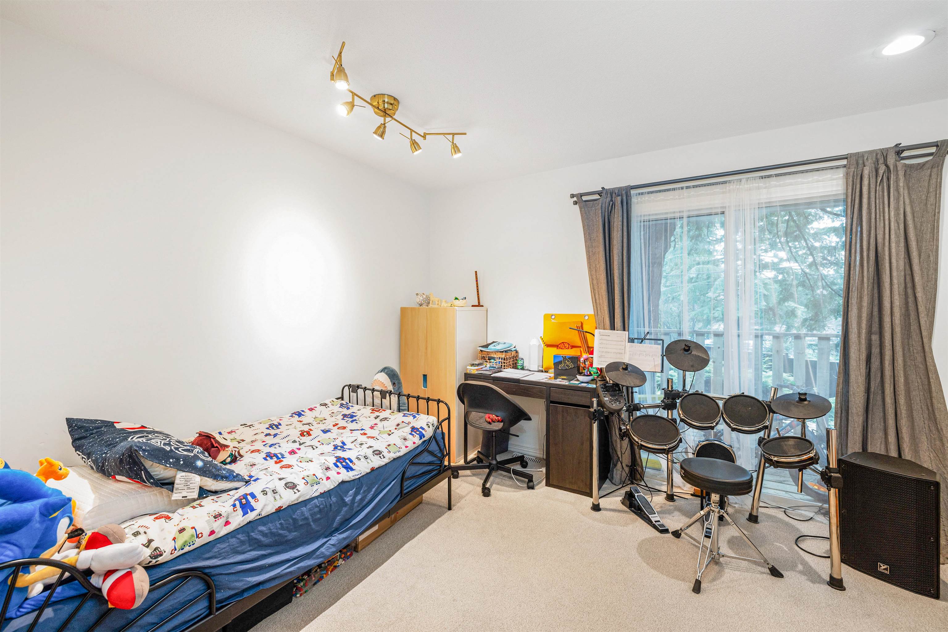Listing image of 417 HADDEN DRIVE