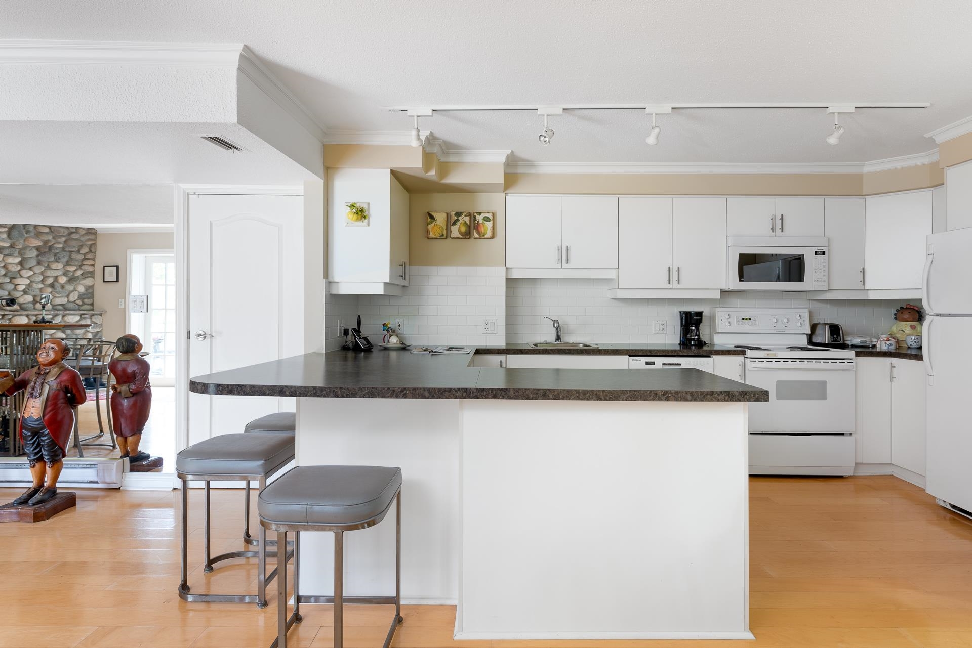 Listing image of 2970 PALMERSTON AVENUE