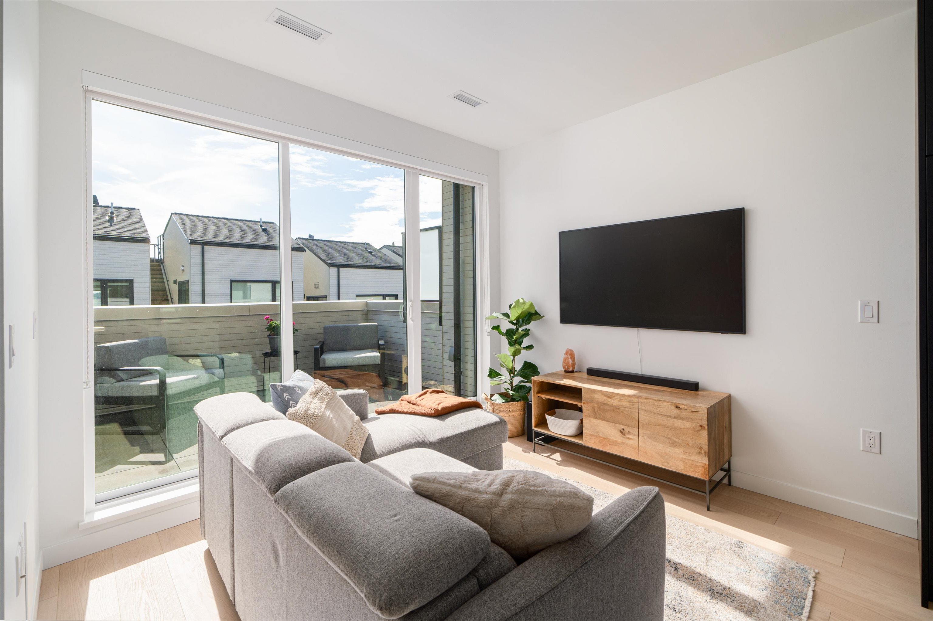 Listing image of 228 650 E 2ND STREET