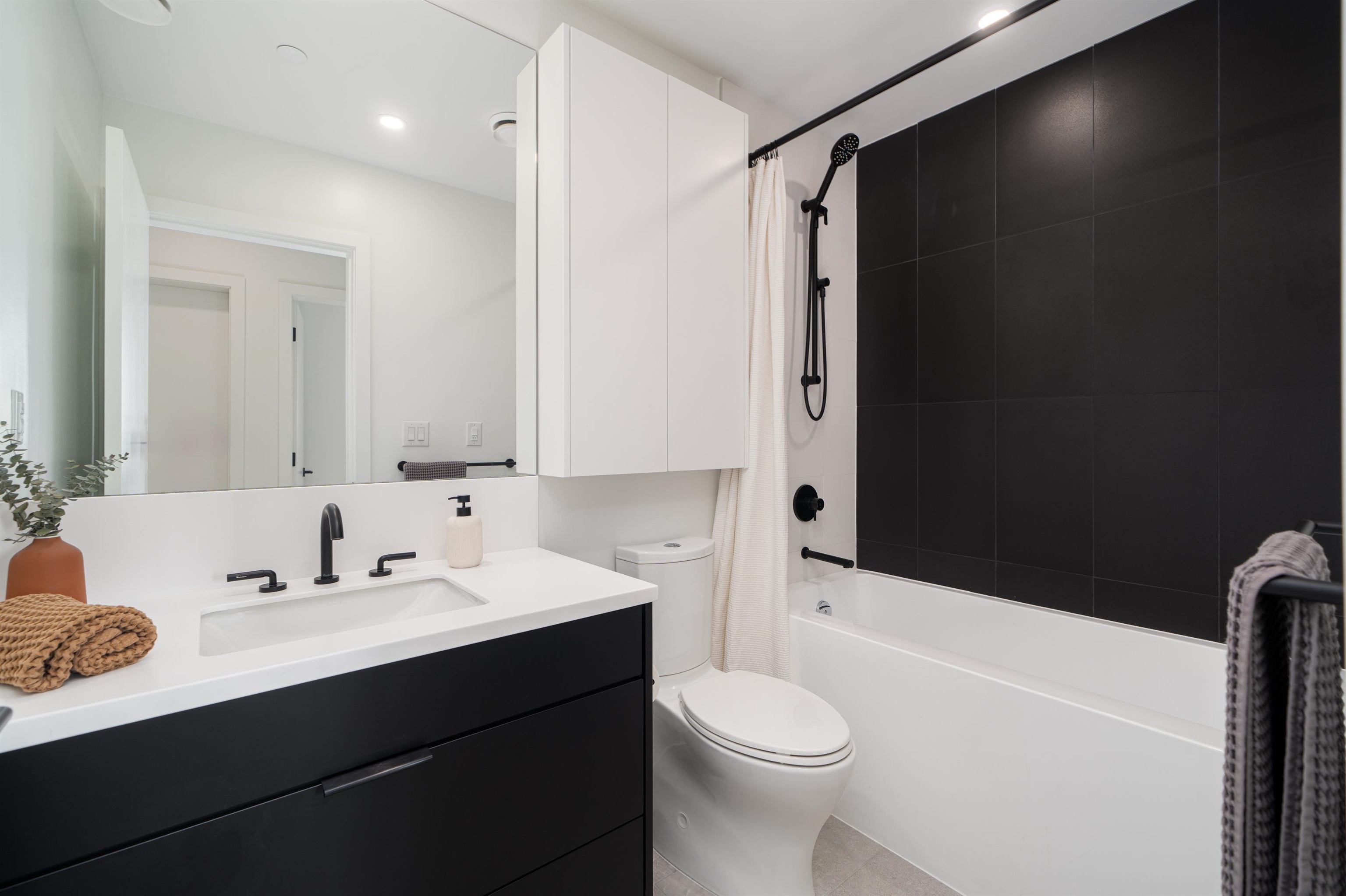 Listing image of 228 650 E 2ND STREET