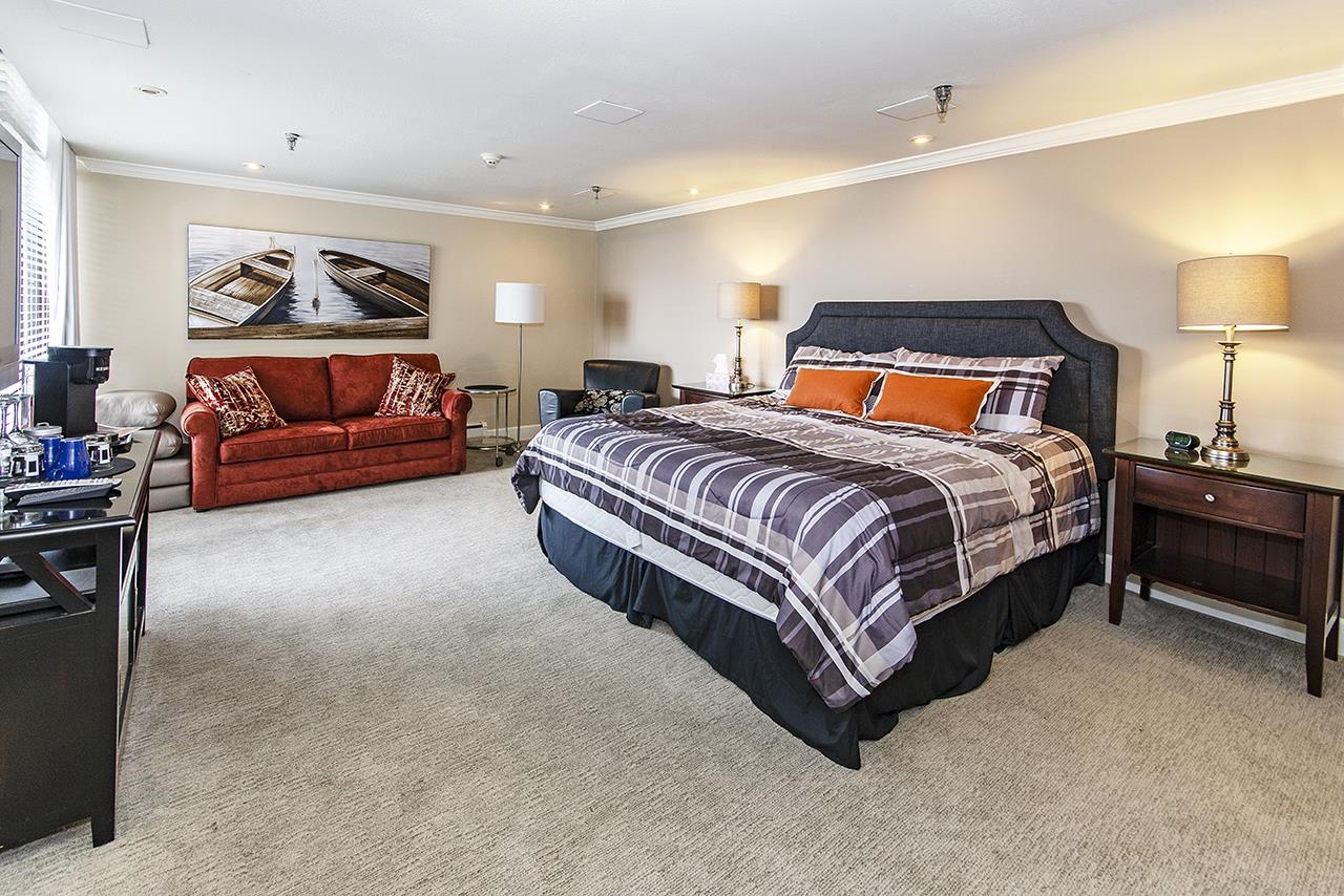 Listing image of 203 2108 ARGYLE AVENUE