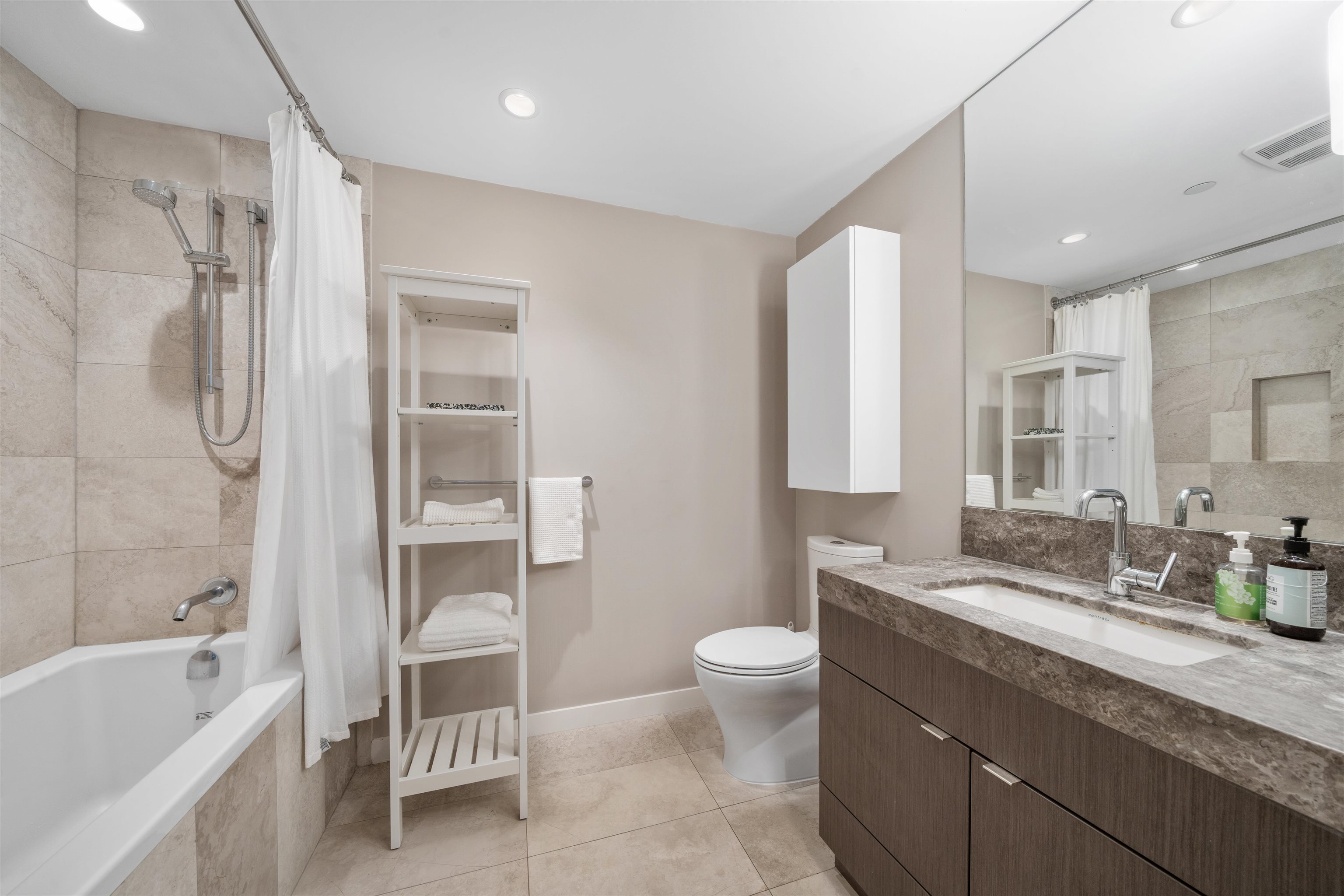 Listing image of 901 112 E 13 STREET