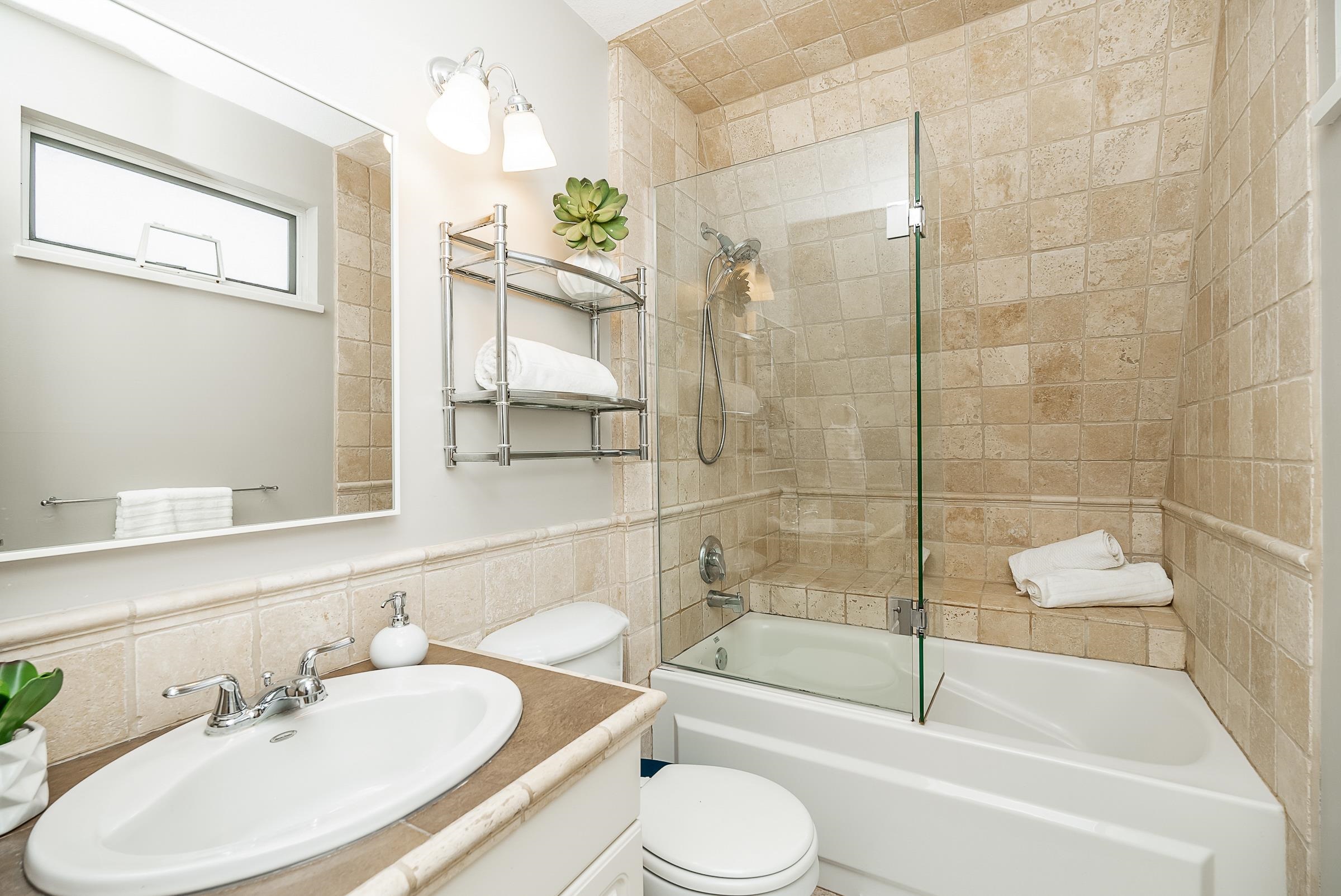 Listing image of 104 222 W 4TH STREET