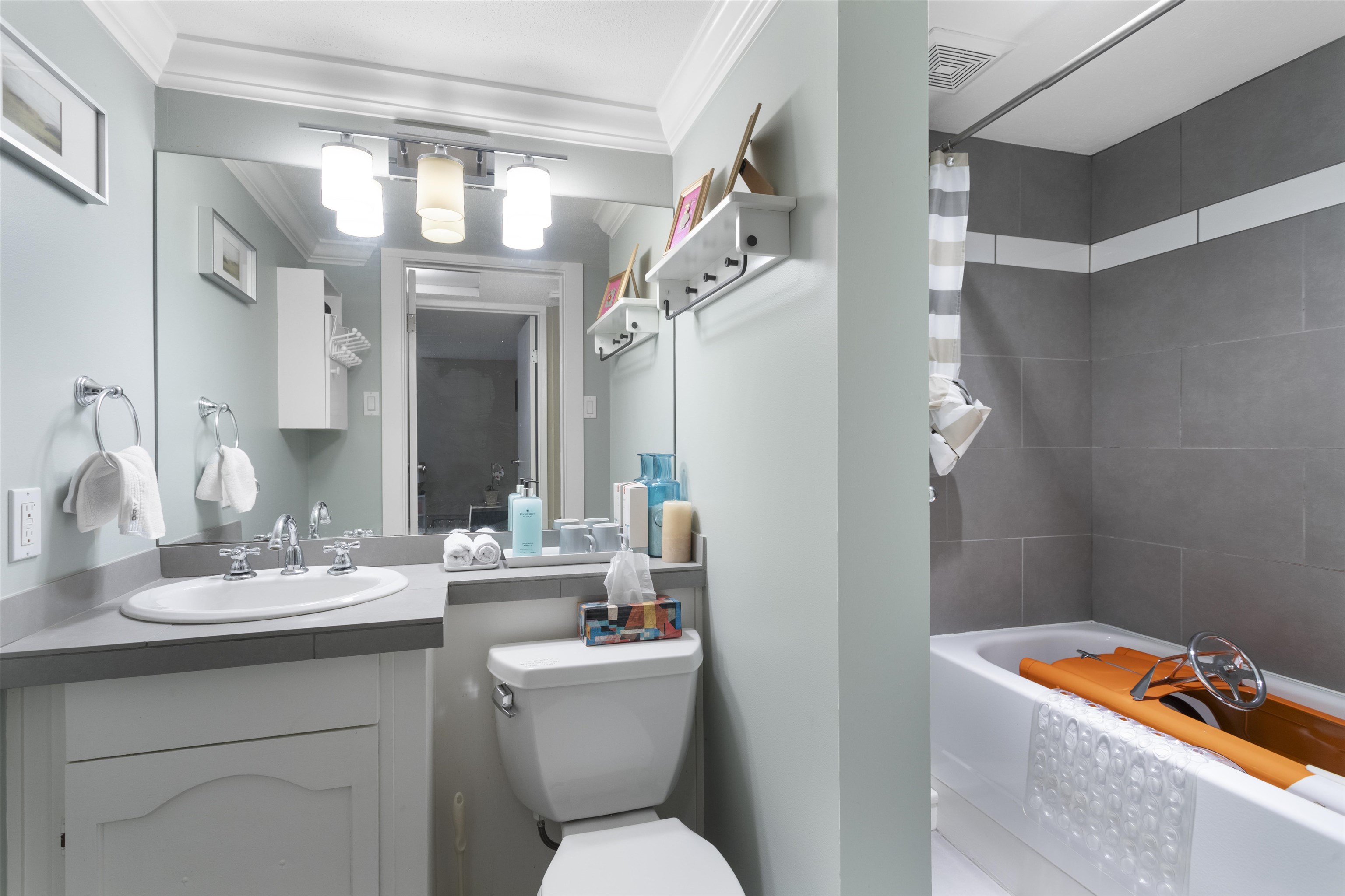 Listing image of 6389 CHATHAM STREET