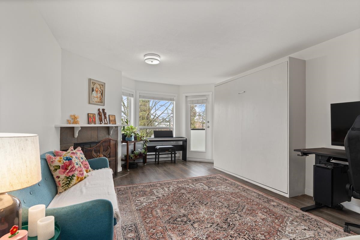 Listing image of 302 175 W 4TH STREET